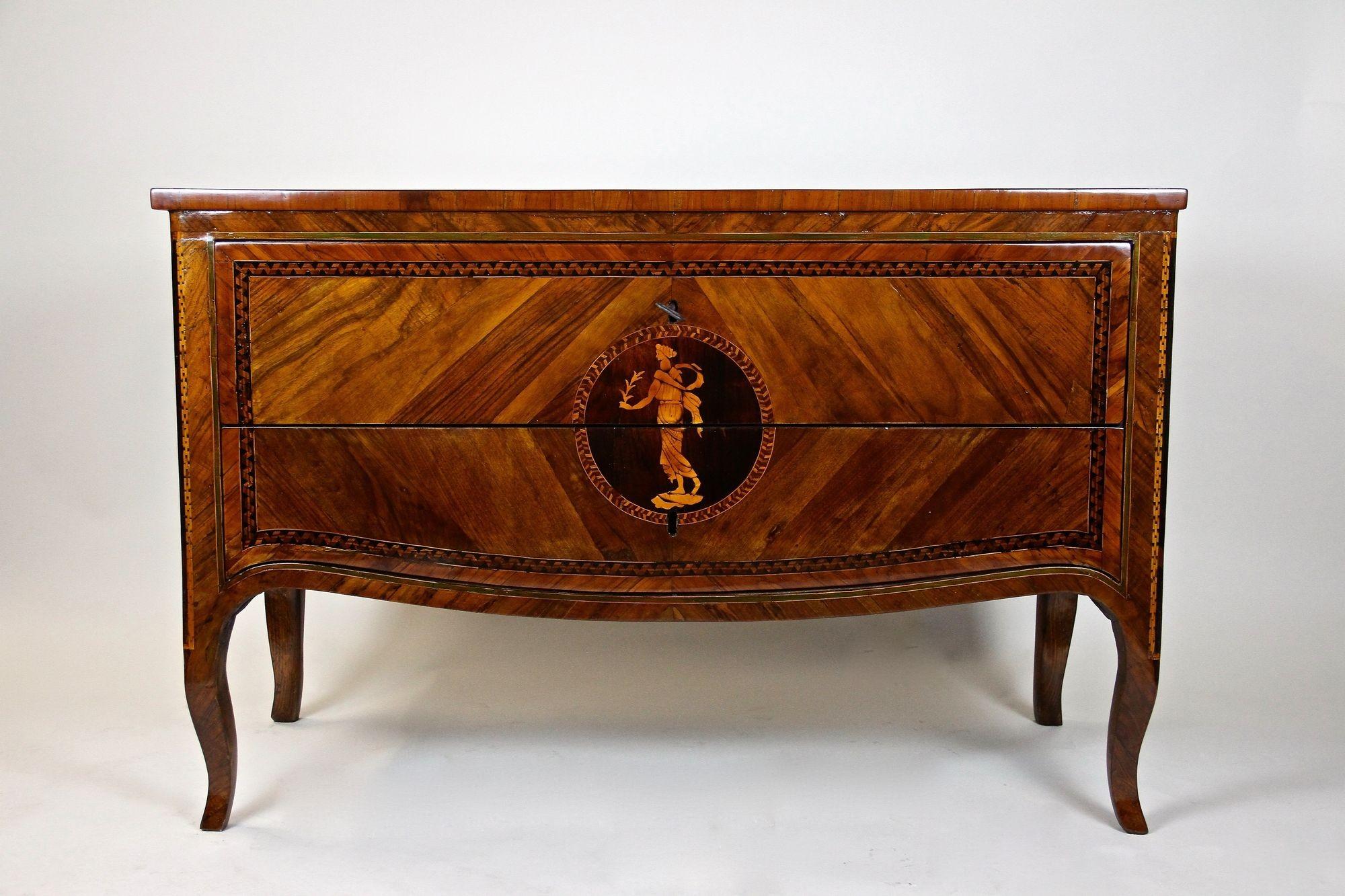 Cette incroyable commode en marqueterie de Milan est un chef-d'œuvre absolu de l'artisanat italien du milieu du XVIIIe siècle. Fabriquée vers 1760 avec la plus grande attention aux détails, cette commode unique de qualité muséale n'est pas seulement