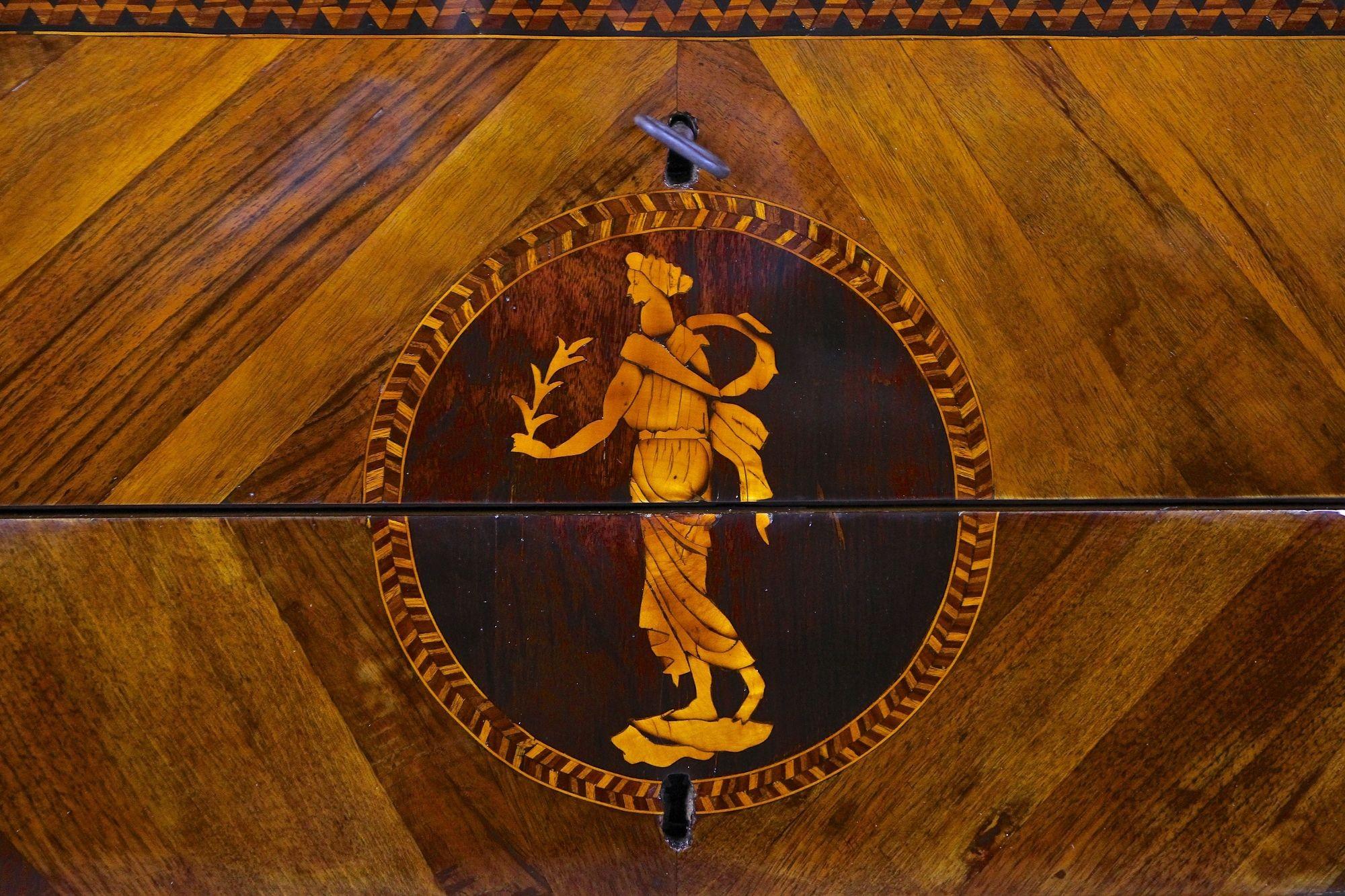 Rococo Commode en marqueterie du XVIIIe siècle - Qualité muséale, Milan/ IT ca. 1760 en vente