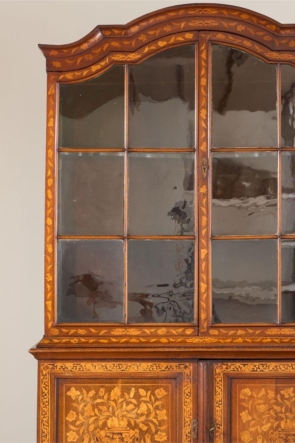 Se trata de un armario holandés del siglo XVIII de fabulosa calidad y totalmente original.  Las incrustaciones de marquetería son excepcionales y hacen que destaque en cualquier interior. El fino cristal de la mitad superior también es original y