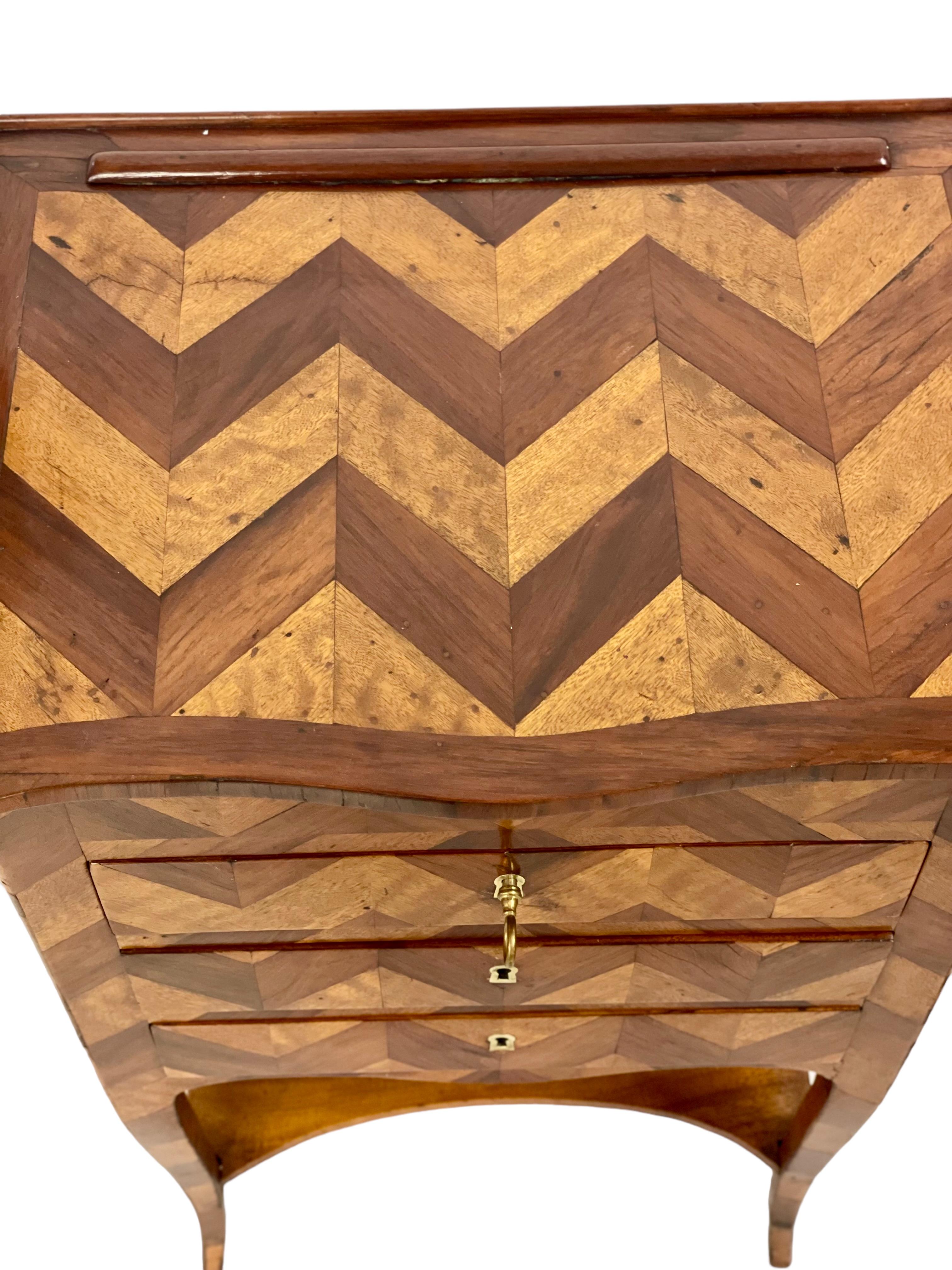 18th Century Marquetry Inlaid Petite Commode with Chinoiserie Screen In Good Condition In LA CIOTAT, FR