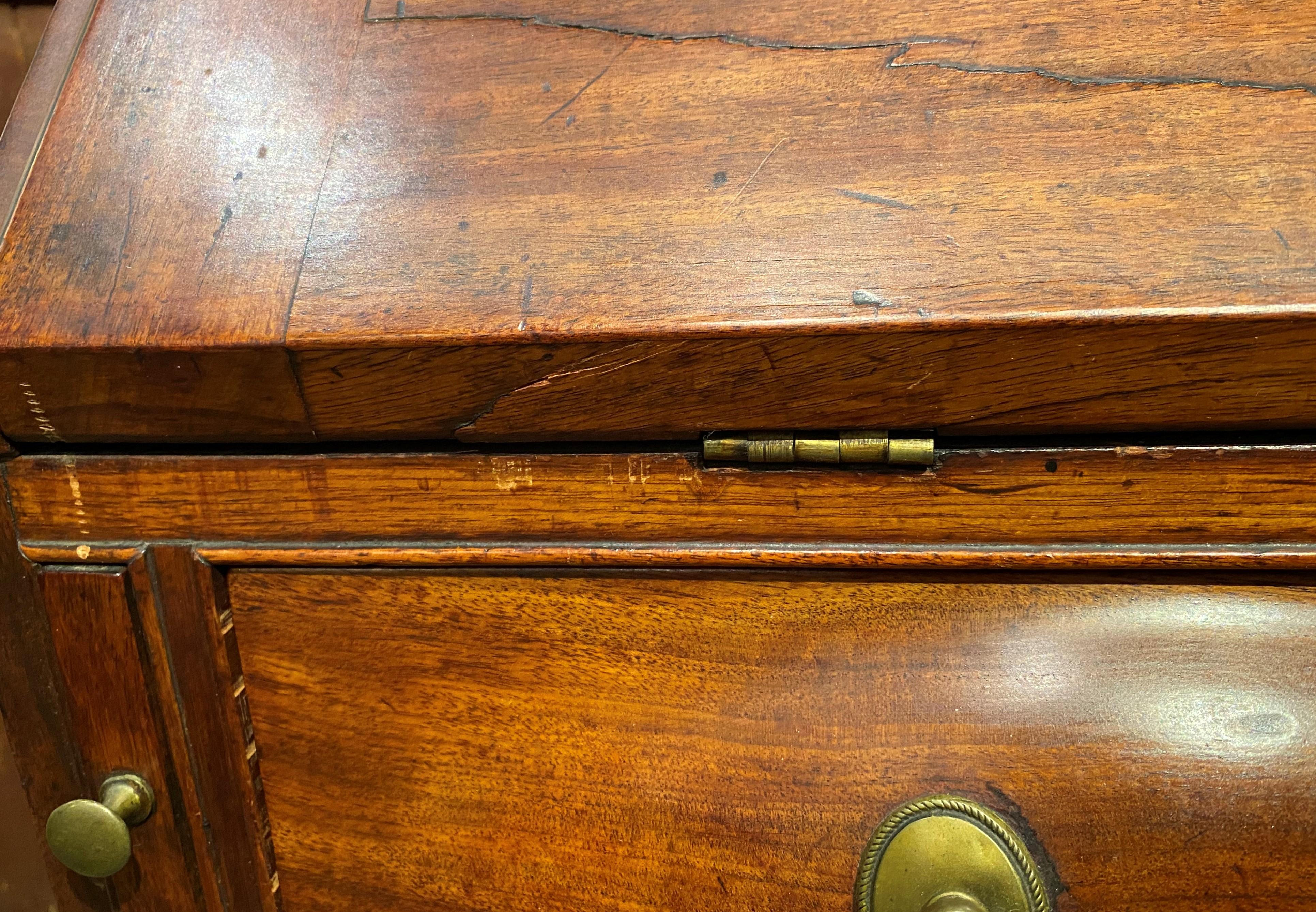 Chippendale-Schreibtisch aus Mahagoni mit Muscheltropfen und Ogee-Füßen aus dem 18. Jahrhundert im Angebot 5