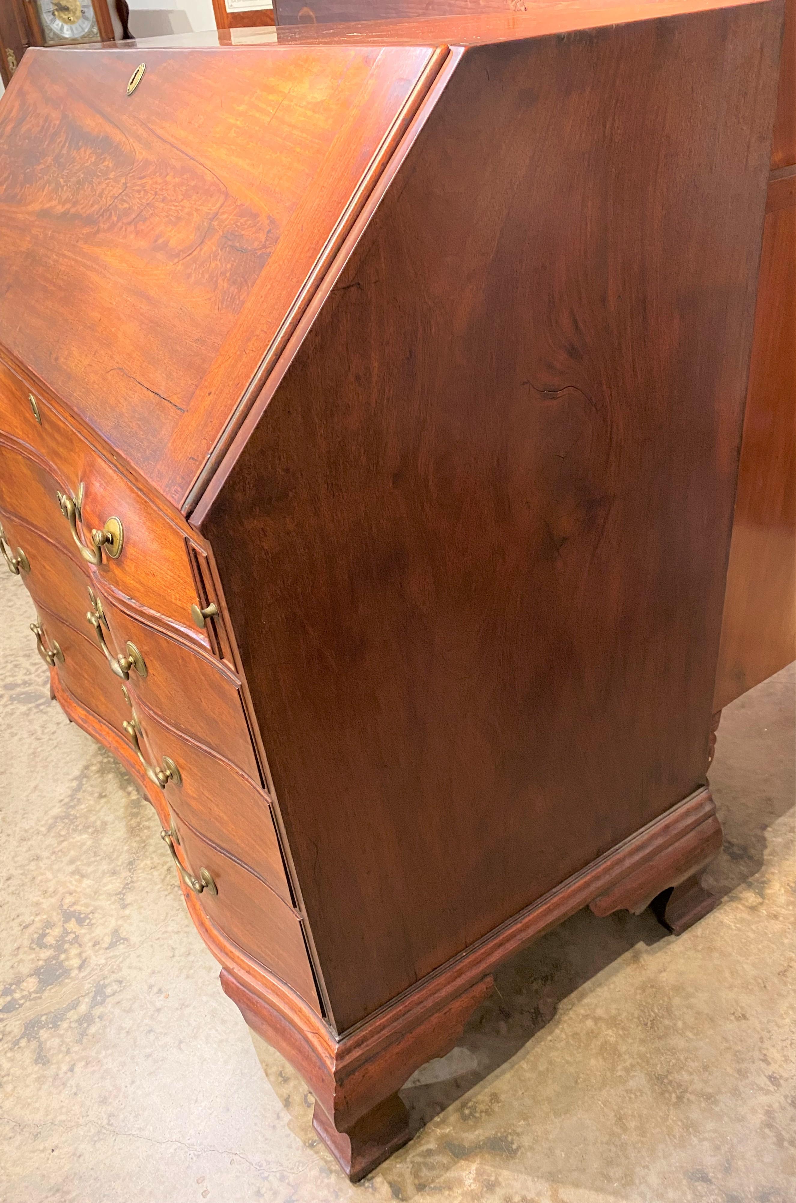 18th Century Massachusetts Mahogany Chippendale Desk with Shell Drop & Ogee Feet In Good Condition For Sale In Milford, NH