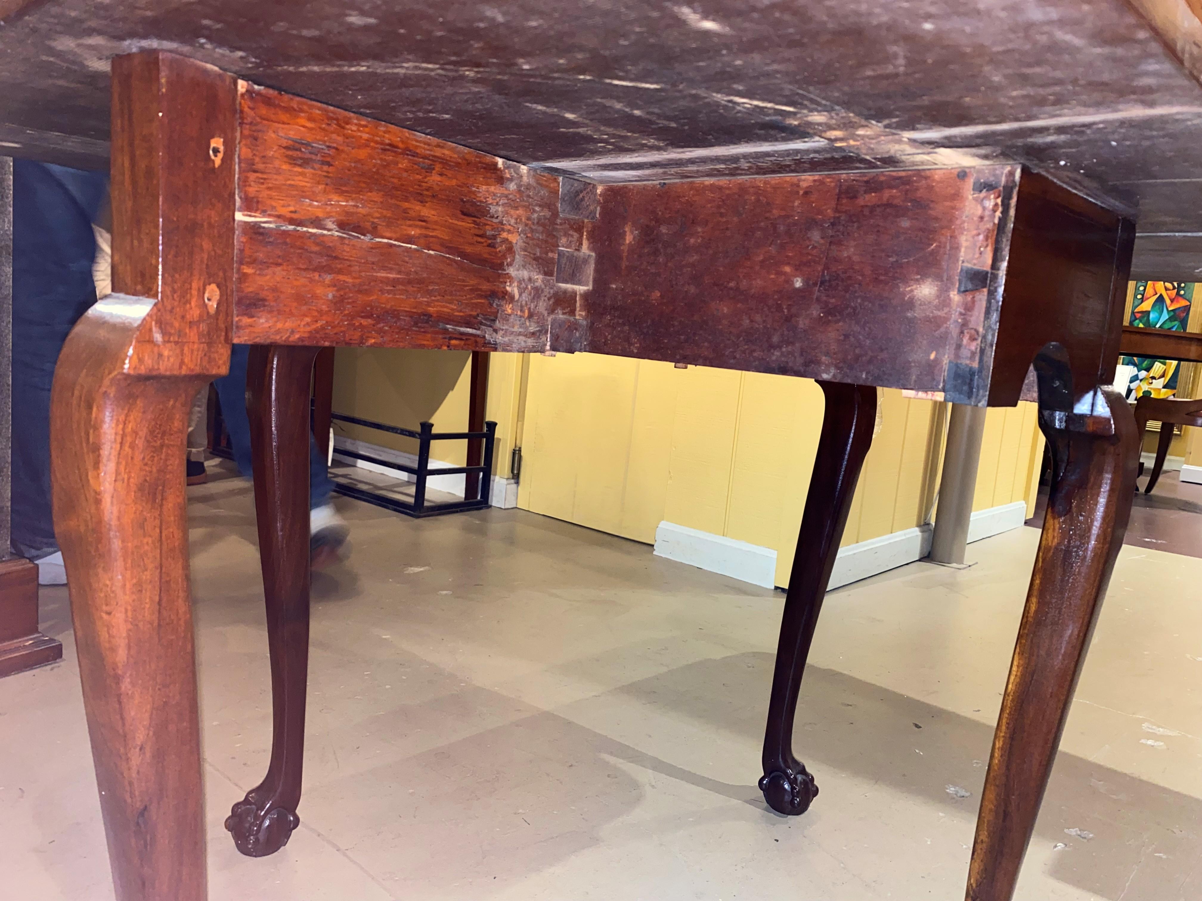 18th Century Massachusetts Mahogany Drop Leaf Table with Ball & Claw Feet In Good Condition For Sale In Milford, NH