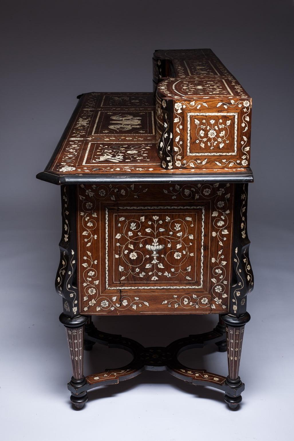 18th Century Mazarin Writing Desk For Sale 1