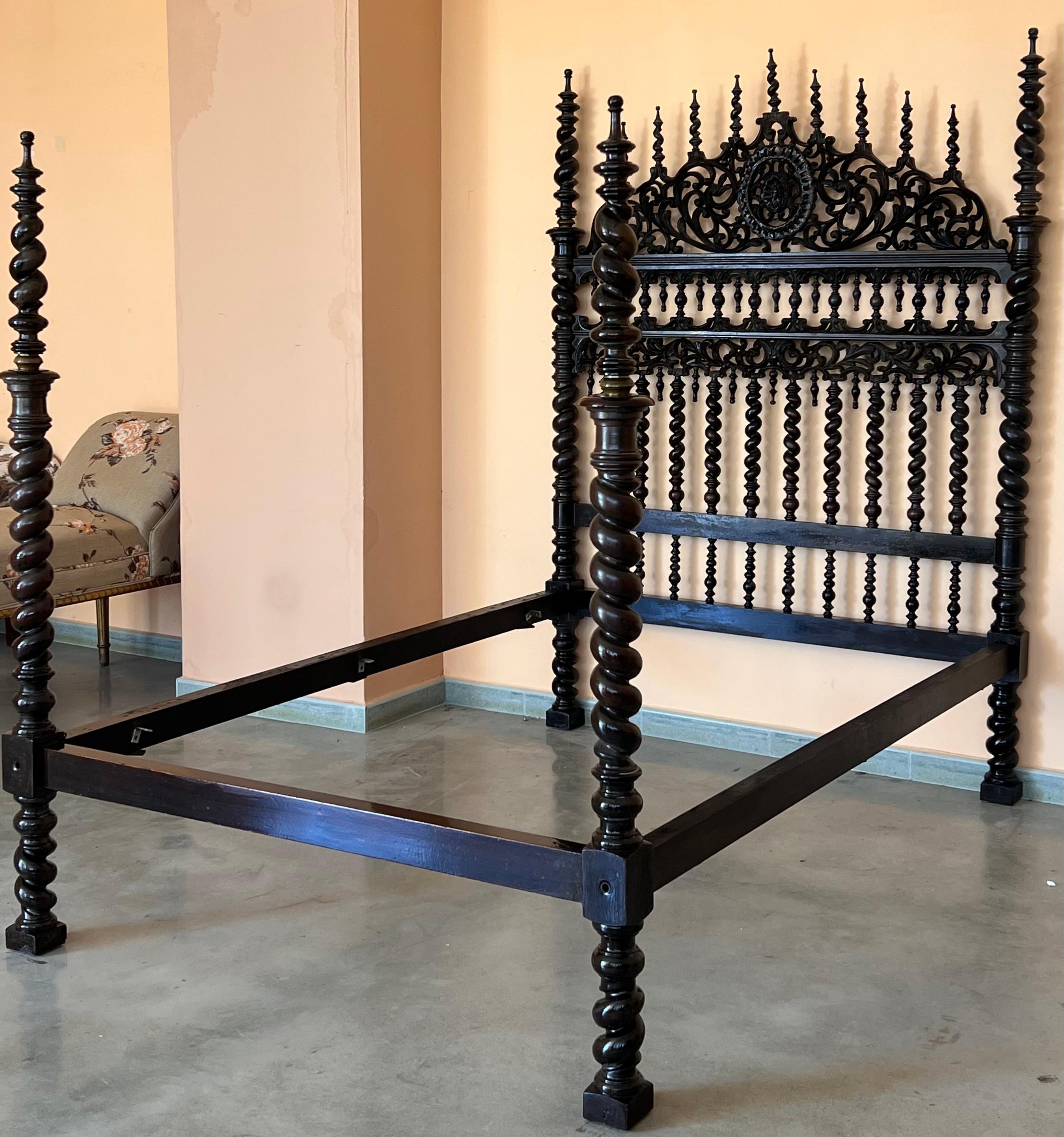 18th Century Medallion Baroque Queen Bed, Original Lisbon Bed In Good Condition For Sale In Miami, FL