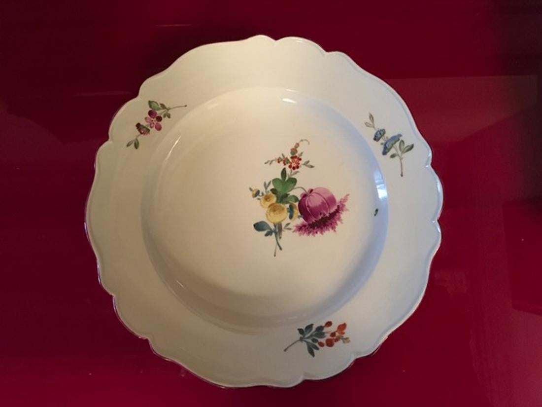 Meissener Set 12 Barock-Porzellan-Essgeschirr mit Blumendekor aus dem 18. Jahrhundert im Angebot 5