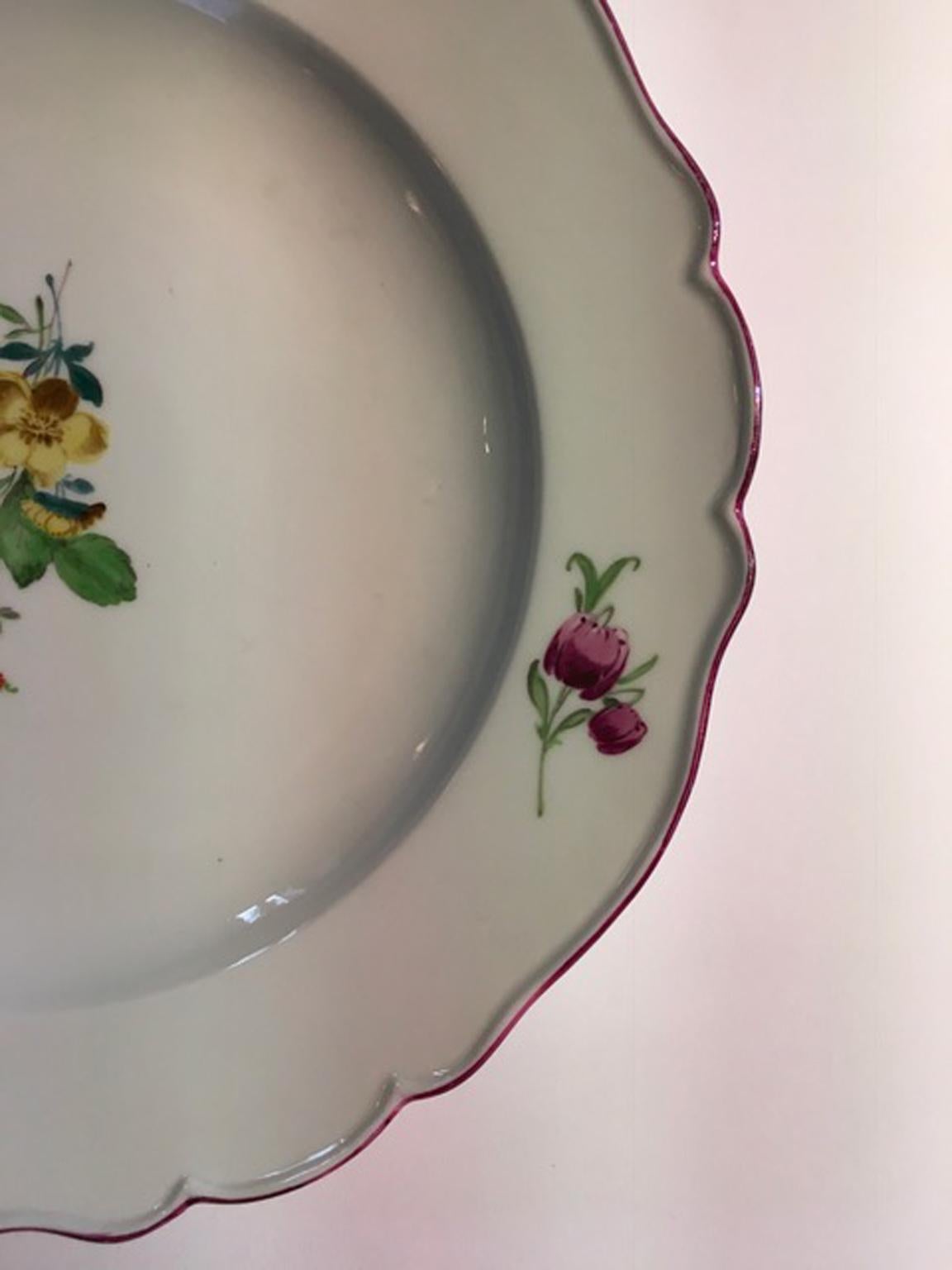 Ensemble de 12 plats de salle à manger en porcelaine baroque de Meissen du 18ème siècle avec décor floral en vente 8