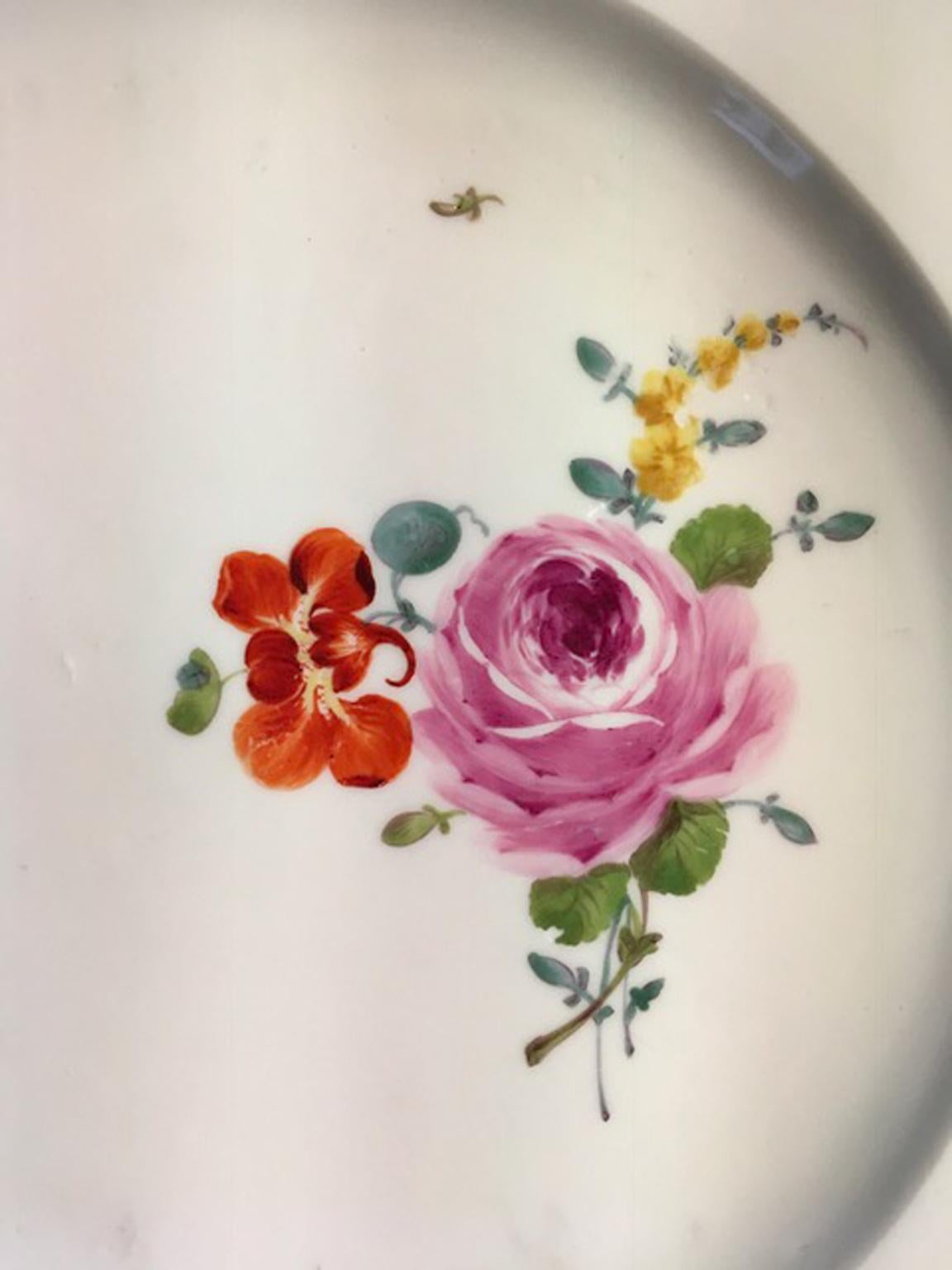 Meissener Set 12 Barock-Porzellan-Essgeschirr mit Blumendekor aus dem 18. Jahrhundert im Angebot 9