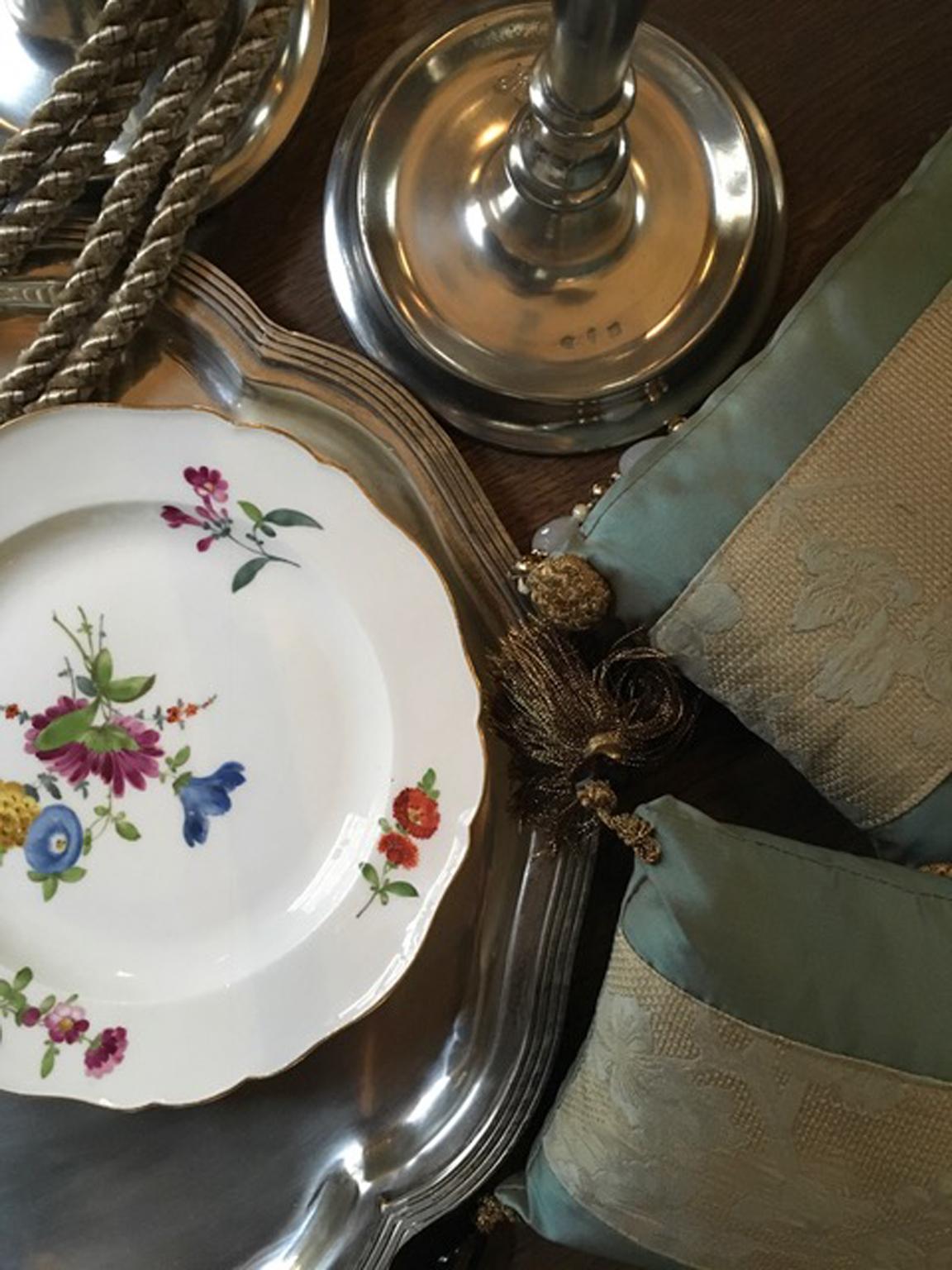Set di 12 piatti da pranzo in porcellana barocca del XVIII secolo di Meissen con decorazioni floreali in vendita 13