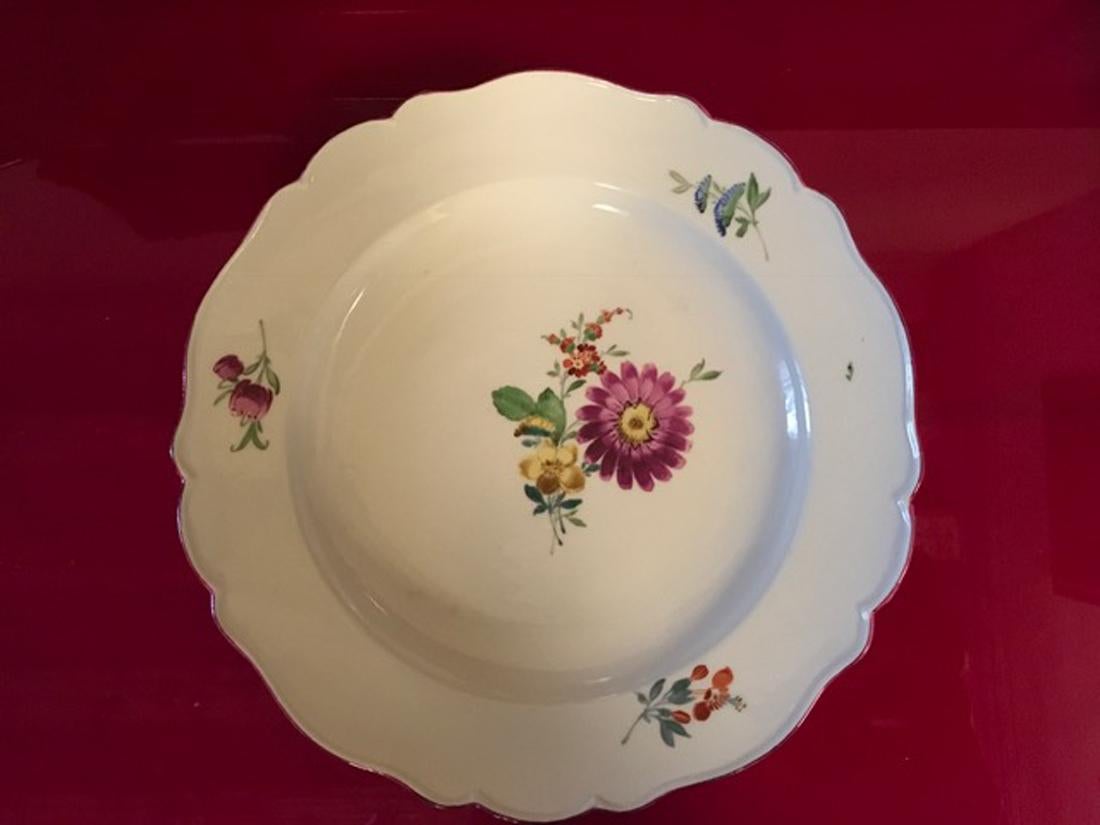 Meissener Set 12 Barock-Porzellan-Essgeschirr mit Blumendekor aus dem 18. Jahrhundert im Angebot 1