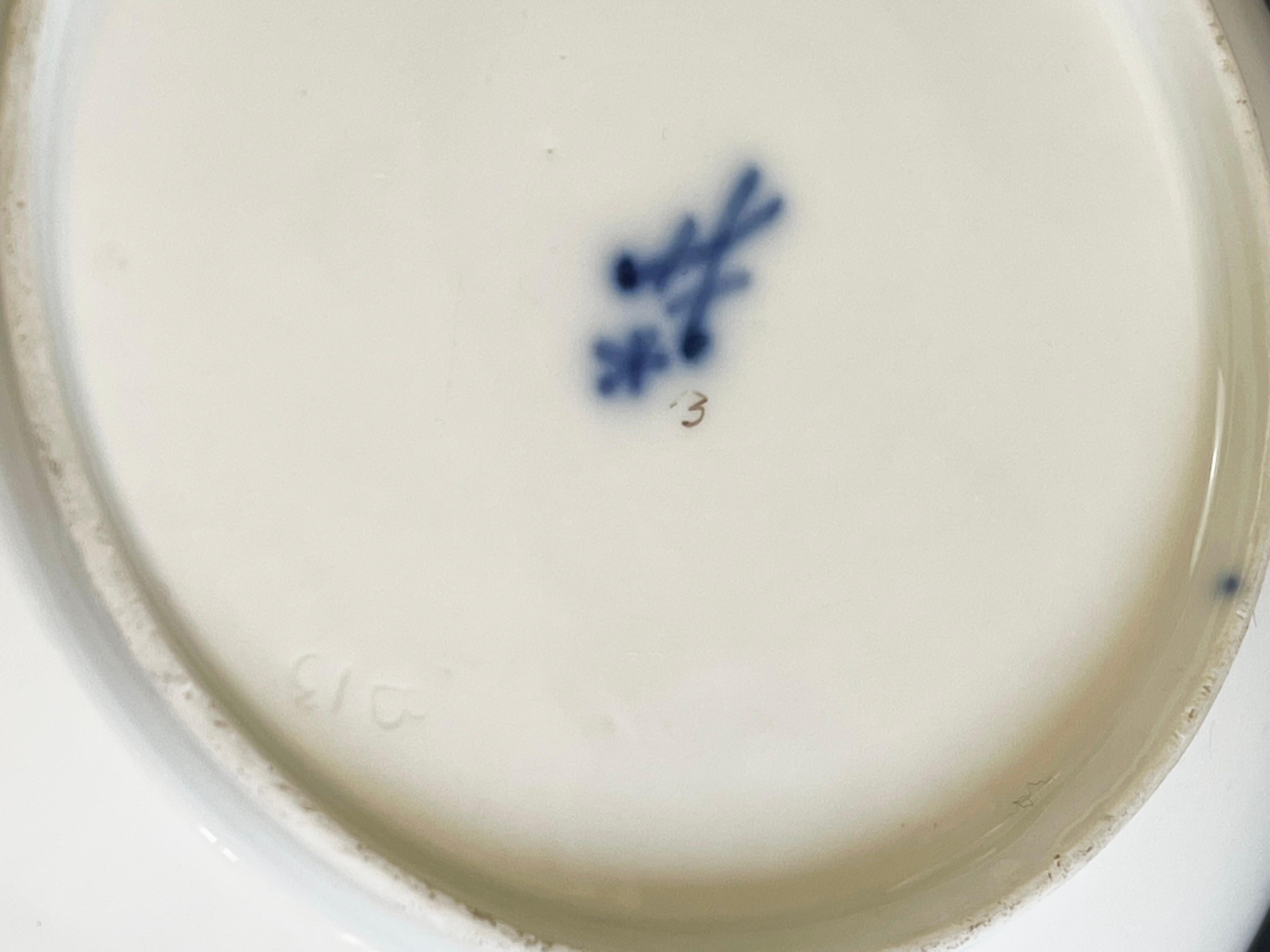 18ème siècle  Tasse et soucoupe de Meissen, panier floral d'époque Marcolini, Allemagne 2