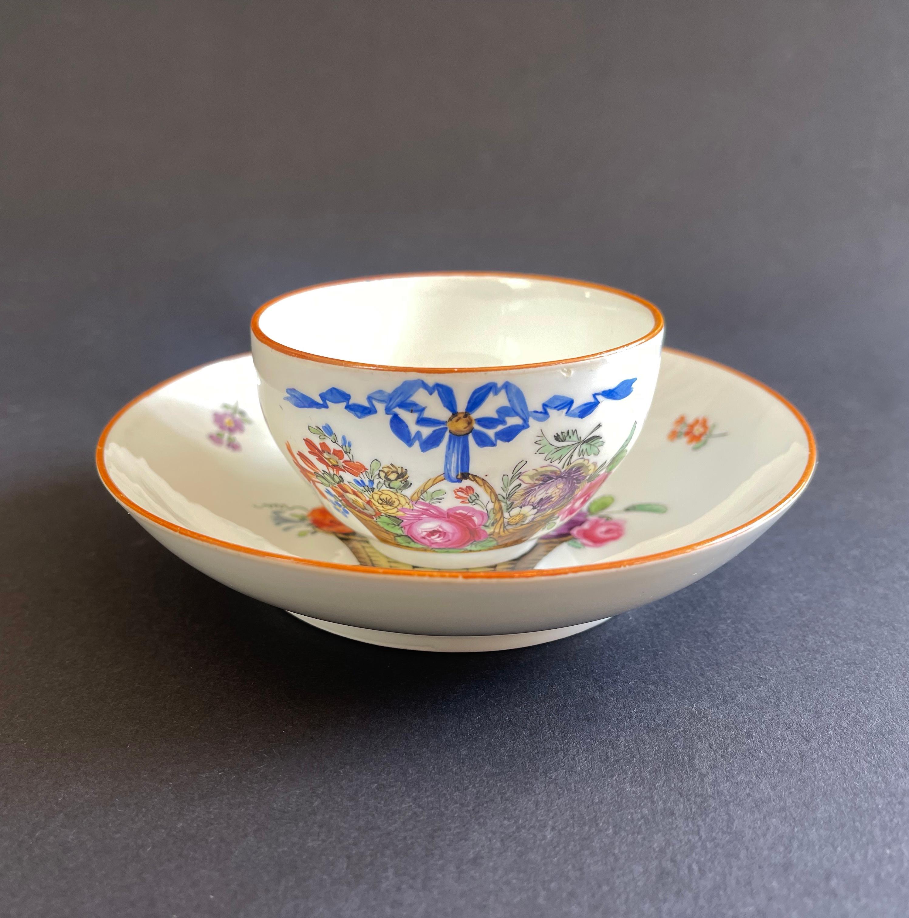 Tasse néoclassique unique et soucoupe assortie datant d'environ 1775-1780.
Peint et fabriqué à la main, il s'agit d'une pièce rare du plus célèbre fabricant de porcelaine allemand, Meissen.
Rubans, fleurs et panier peints de façon