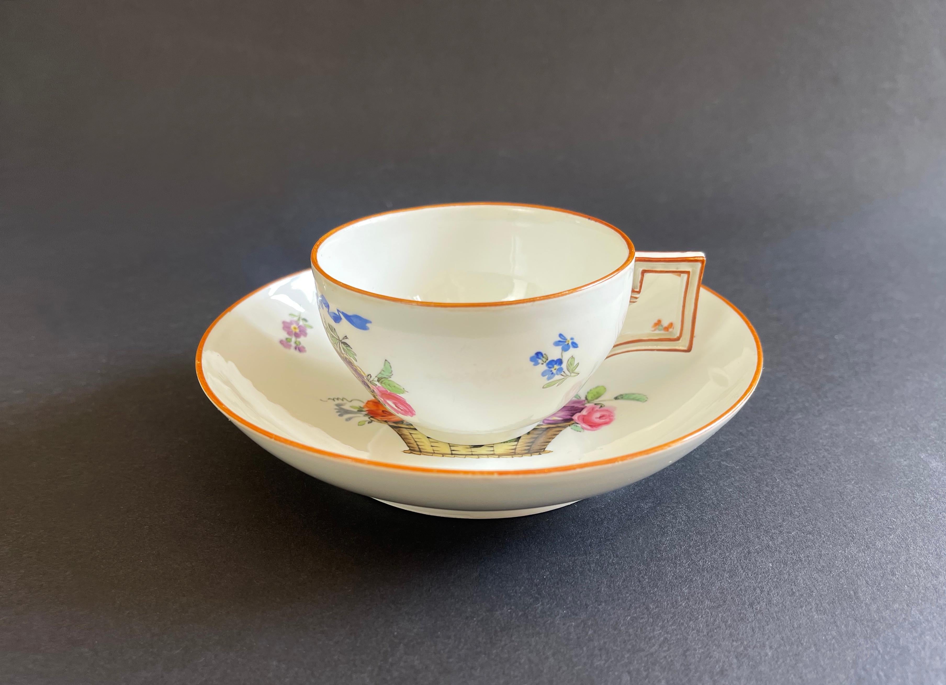 Néoclassique 18ème siècle  Tasse et soucoupe de Meissen, panier floral d'époque Marcolini, Allemagne