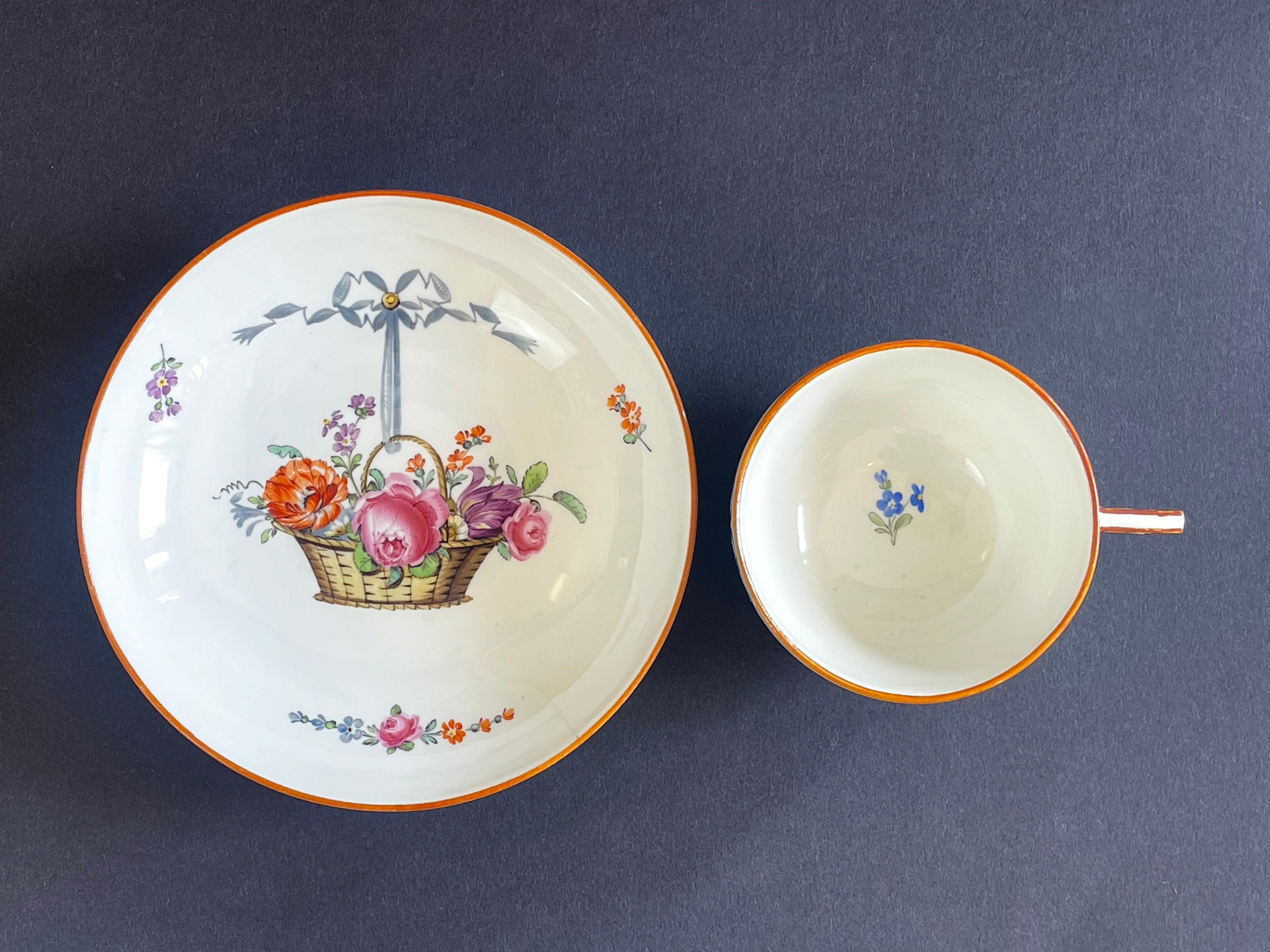 Allemand 18ème siècle  Tasse et soucoupe de Meissen, panier floral d'époque Marcolini, Allemagne