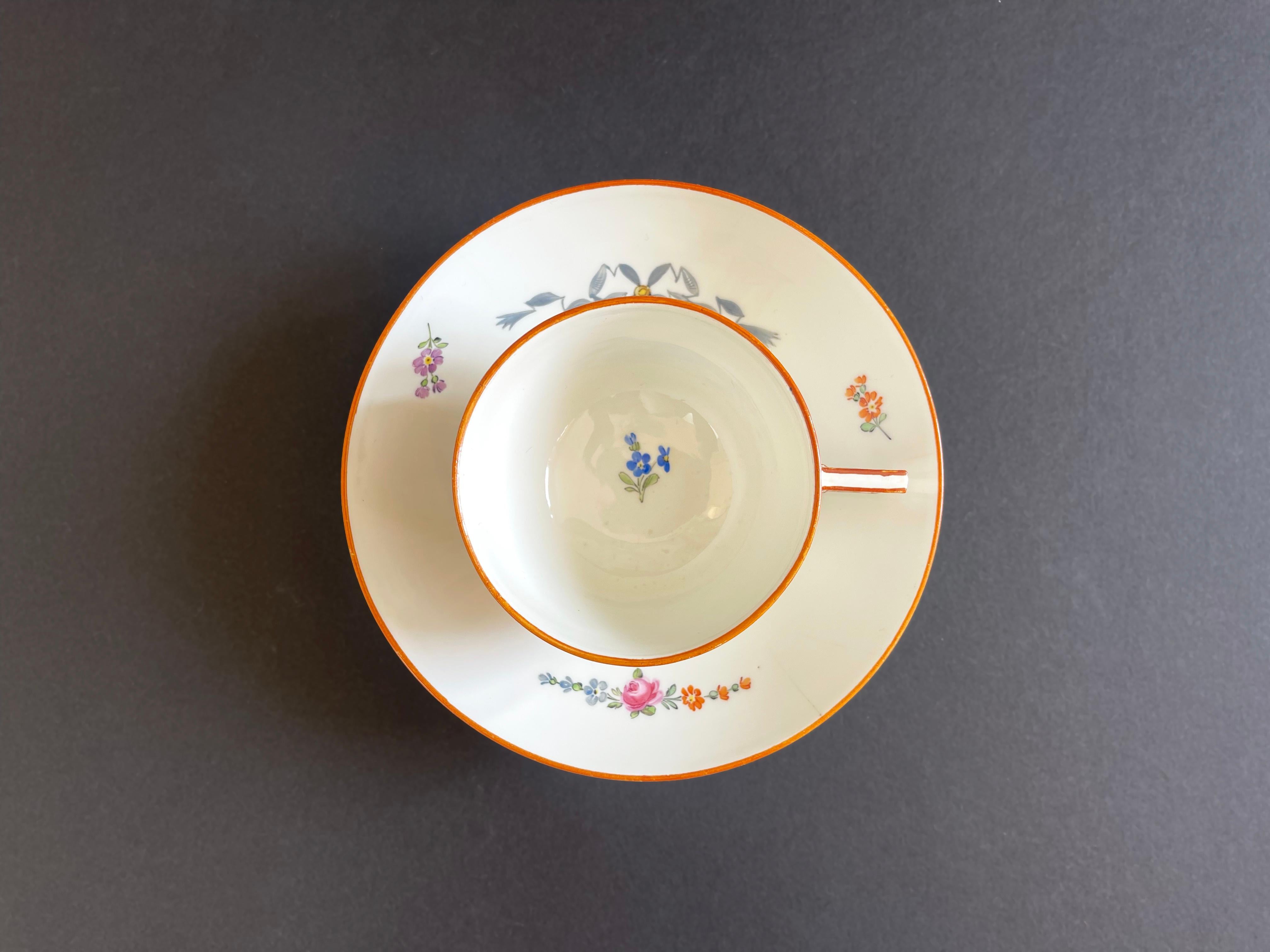 18ème siècle  Tasse et soucoupe de Meissen, panier floral d'époque Marcolini, Allemagne Bon état à Andernach, DE