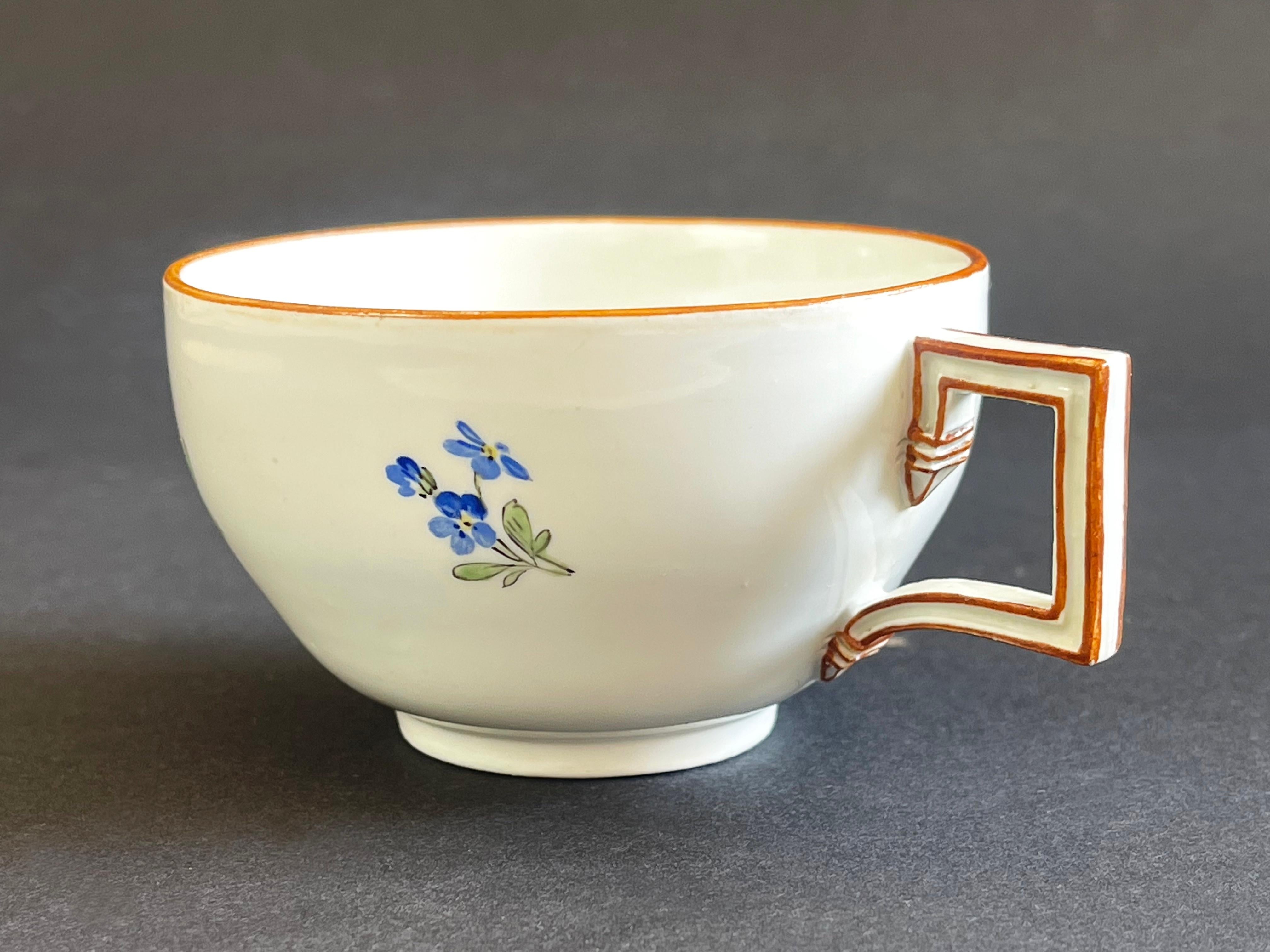 XVIIIe siècle 18ème siècle  Tasse et soucoupe de Meissen, panier floral d'époque Marcolini, Allemagne