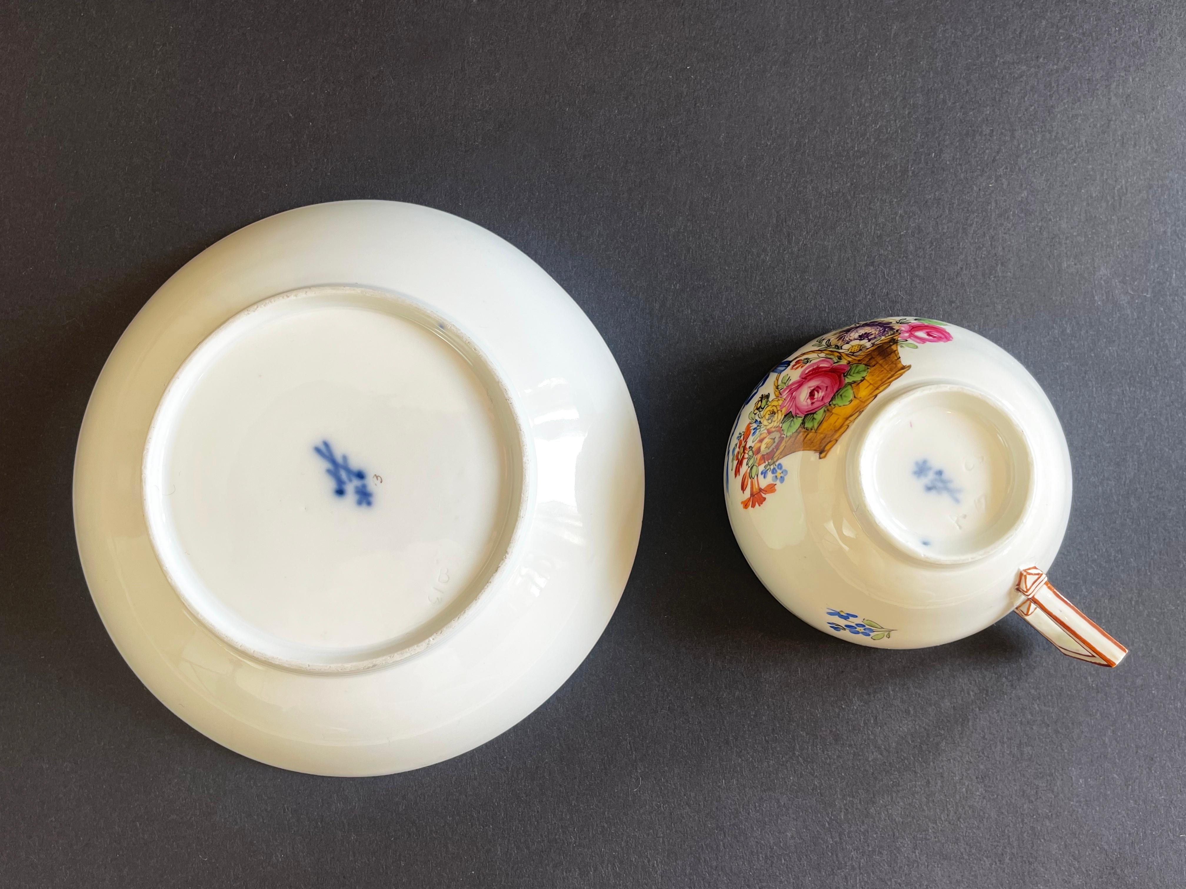18ème siècle  Tasse et soucoupe de Meissen, panier floral d'époque Marcolini, Allemagne 1