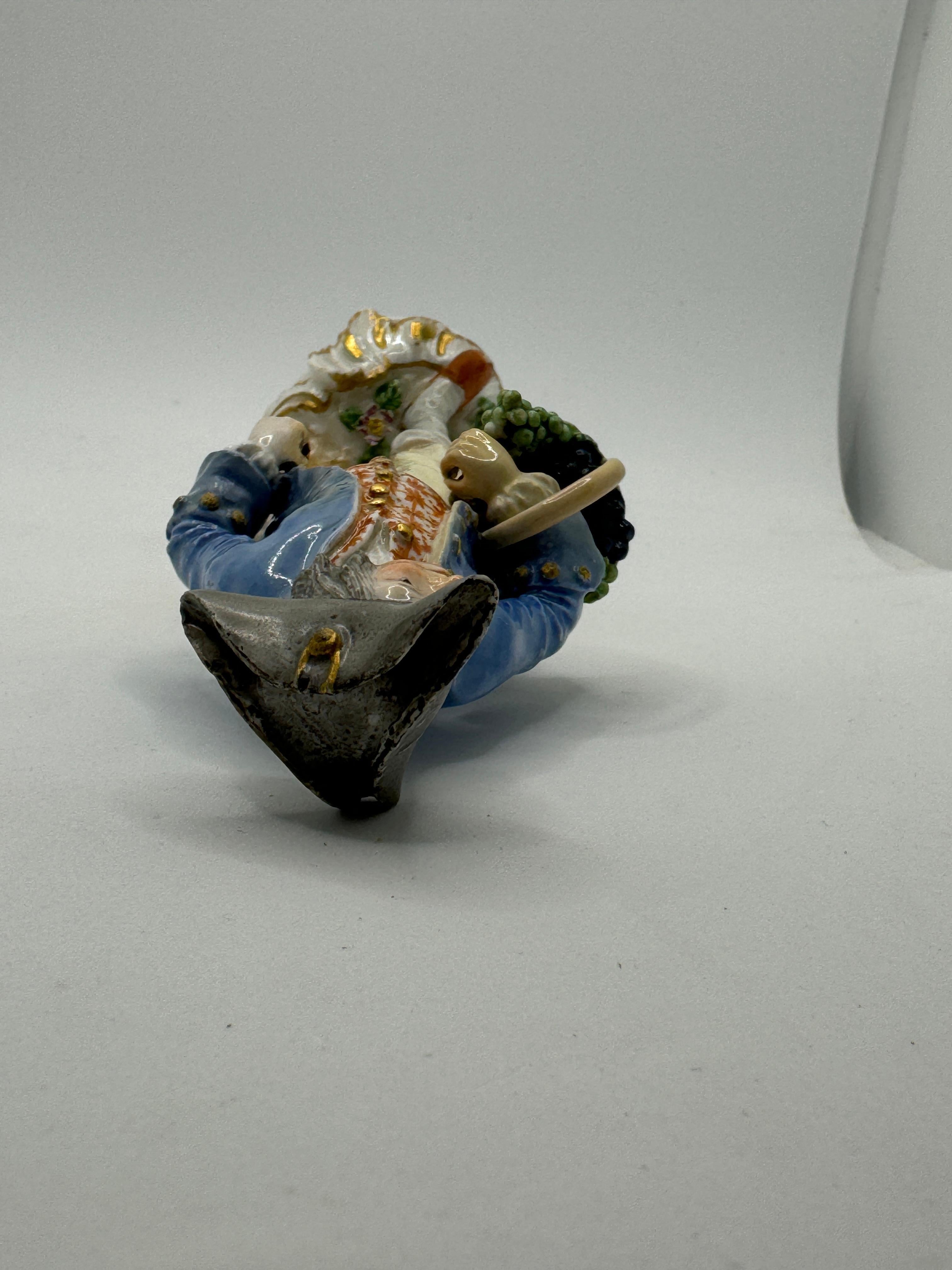 Figura de Meissen del siglo XVIII 'Comerciante callejero vendiendo uvas' en venta 2