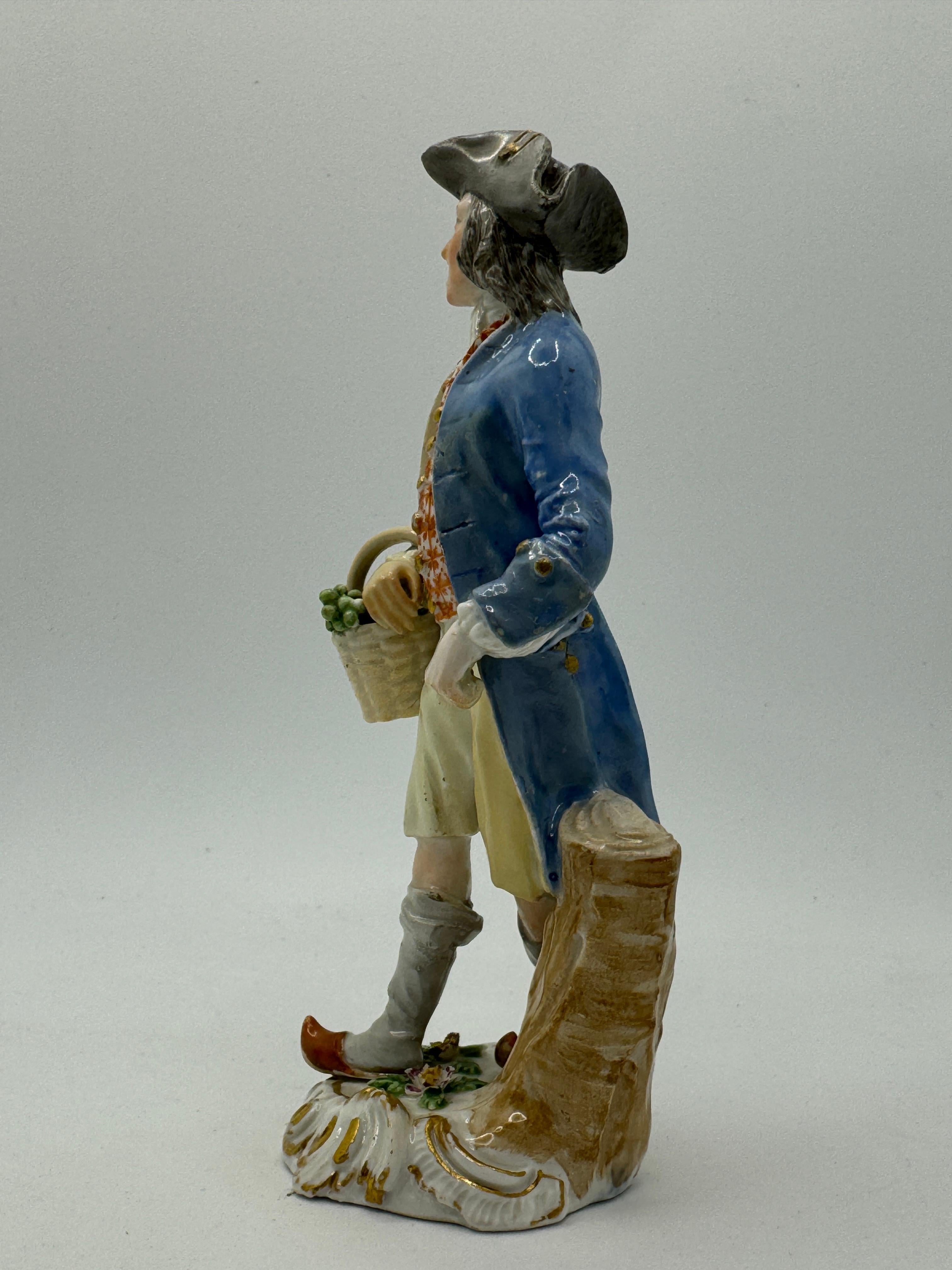 Figura de Meissen del siglo XVIII 'Comerciante callejero vendiendo uvas' Rococó en venta