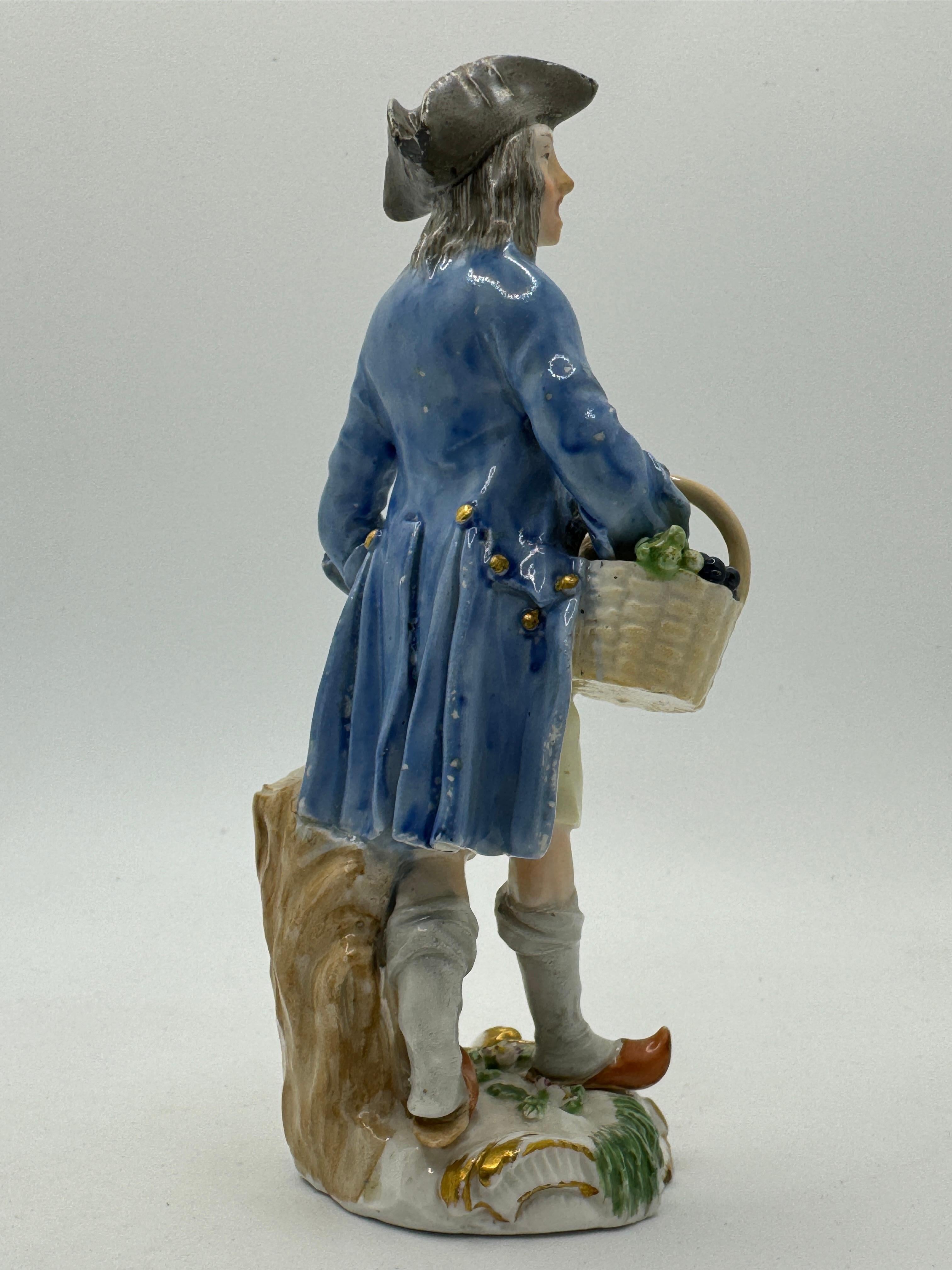 Figura de Meissen del siglo XVIII 'Comerciante callejero vendiendo uvas' mediados del siglo XVIII en venta