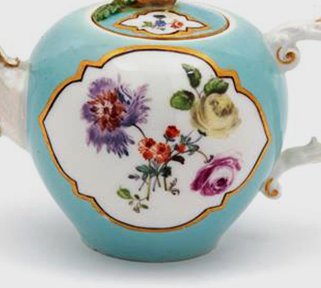 Meissener Miniatur-Teekanne und Deckel mit türkisfarbenem Boden, 18. Jahrhundert (Deutsch) im Angebot