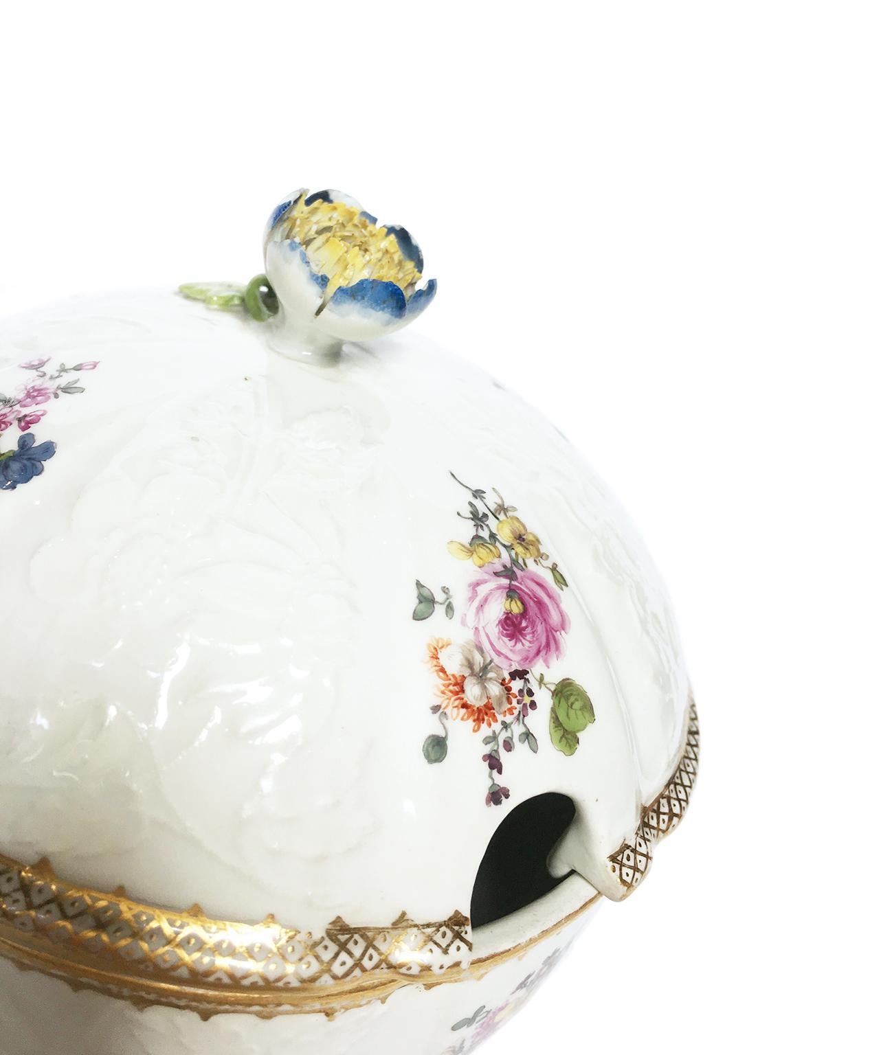 Ancient Meissen Pair of Porcelain Sugar Bowls with Flower Knobs, Circa 1760 For Sale 1