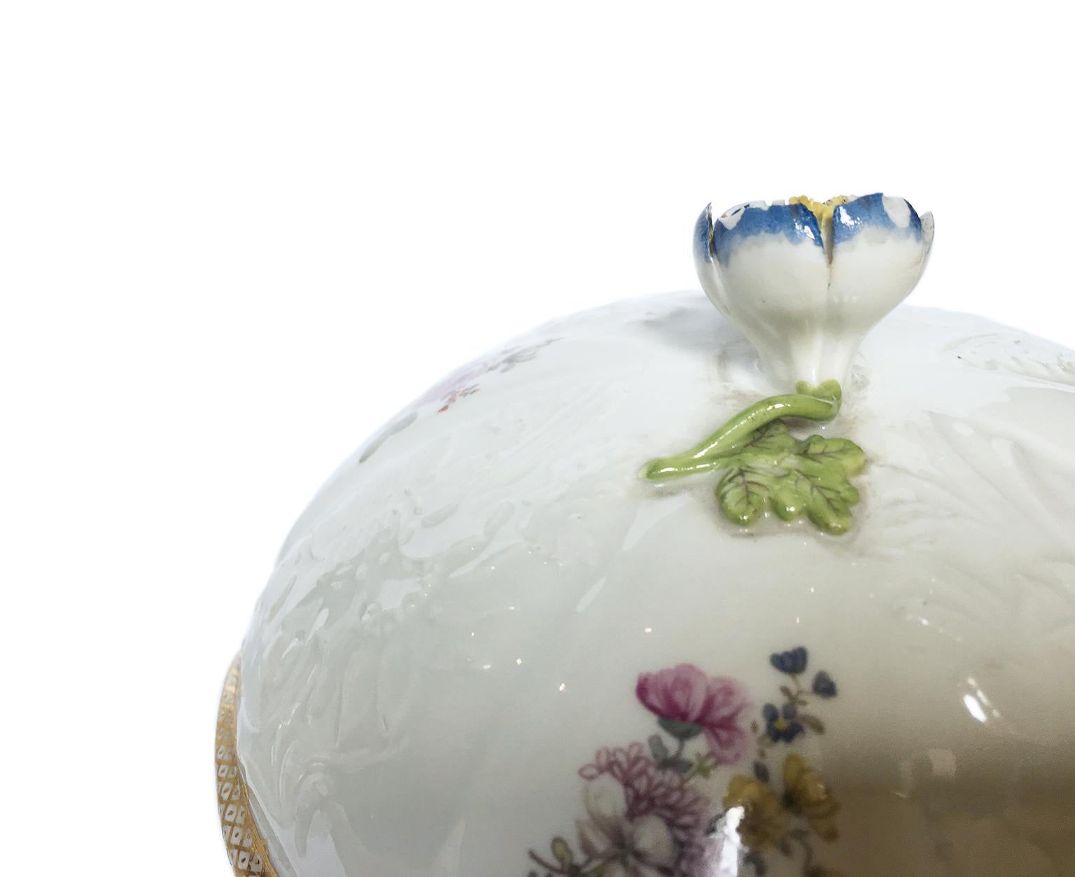 Ancient Meissen Pair of Porcelain Sugar Bowls with Flower Knobs, Circa 1760 For Sale 2