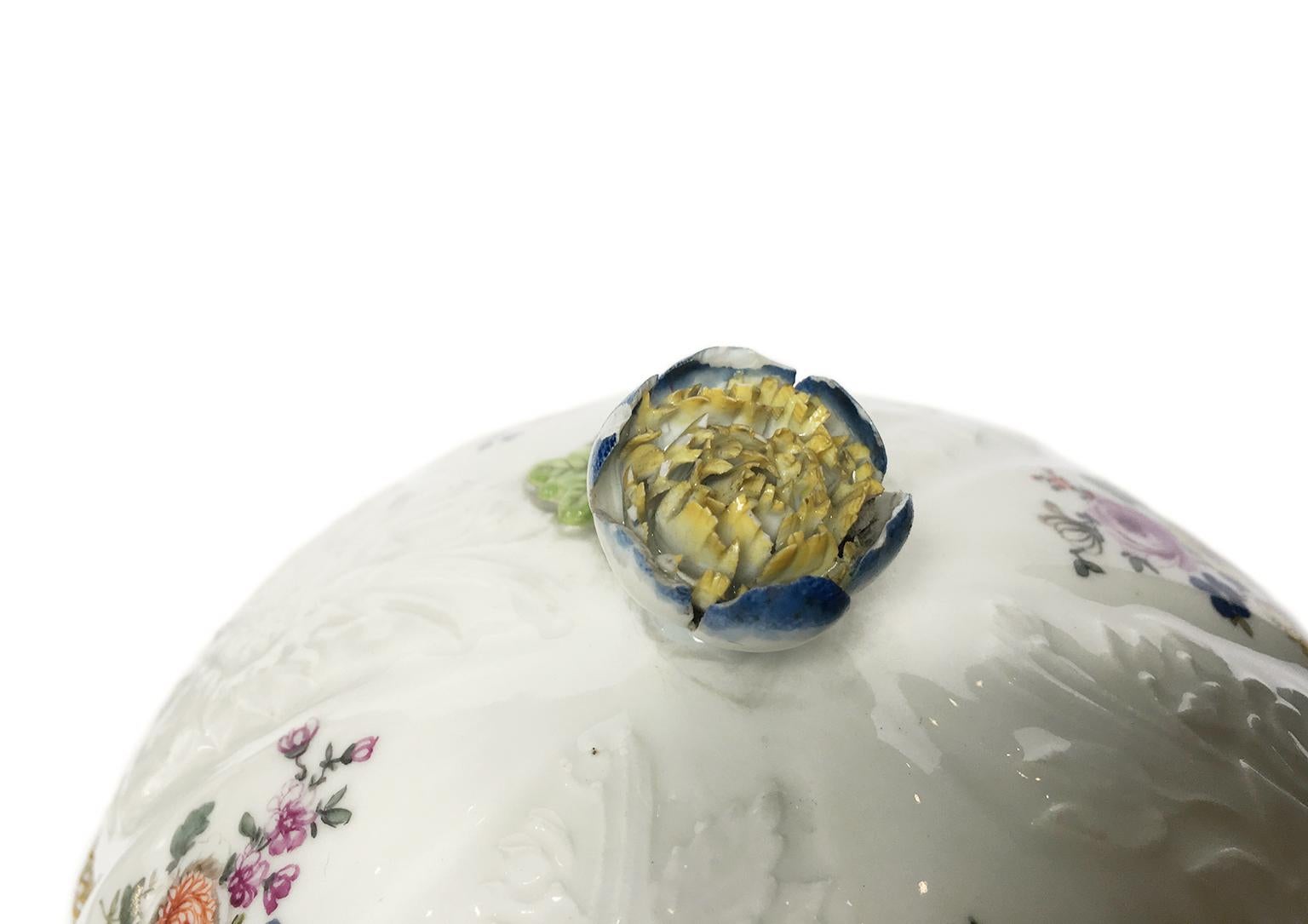 Ancient Meissen Pair of Porcelain Sugar Bowls with Flower Knobs, Circa 1760 For Sale 3