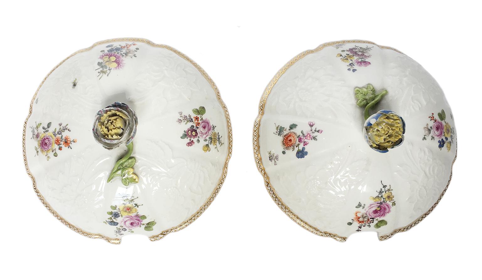 Ancient Meissen Pair of Porcelain Sugar Bowls with Flower Knobs, Circa 1760 For Sale 4