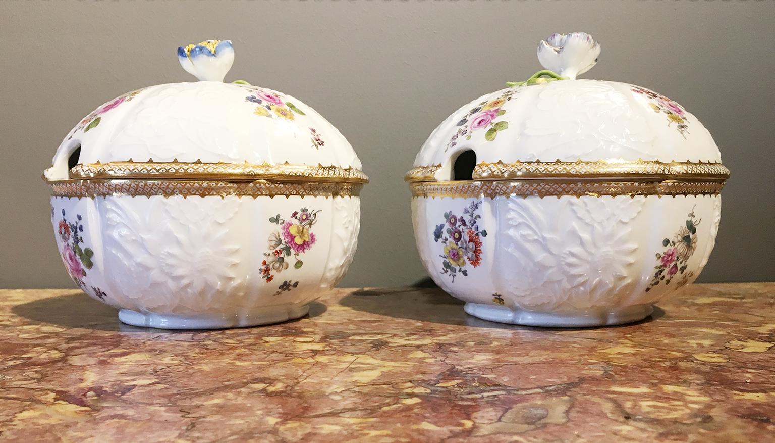 Ancient Meissen Pair of Porcelain Sugar Bowls with Flower Knobs, Circa 1760 For Sale 9
