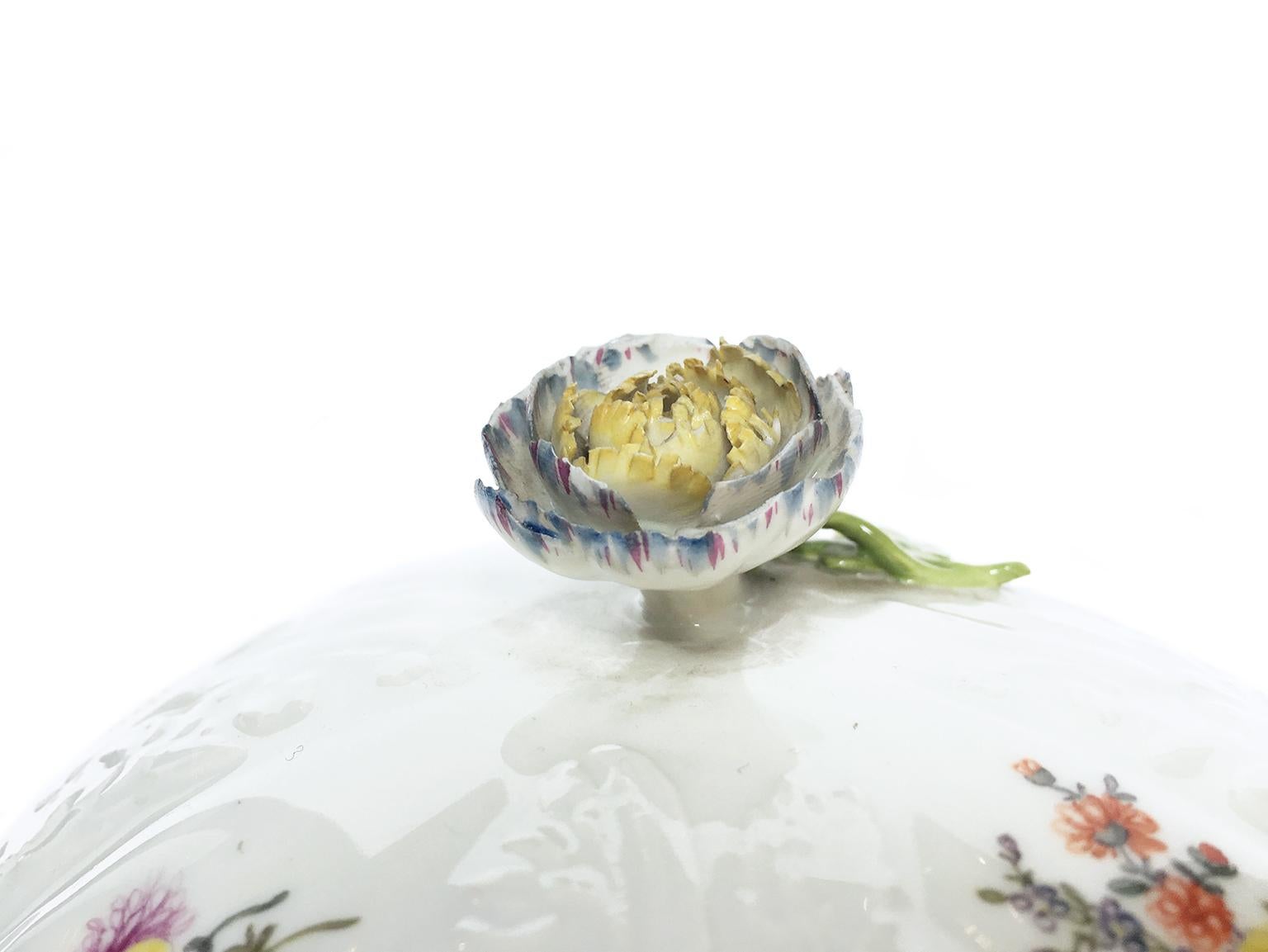 German Ancient Meissen Pair of Porcelain Sugar Bowls with Flower Knobs, Circa 1760 For Sale