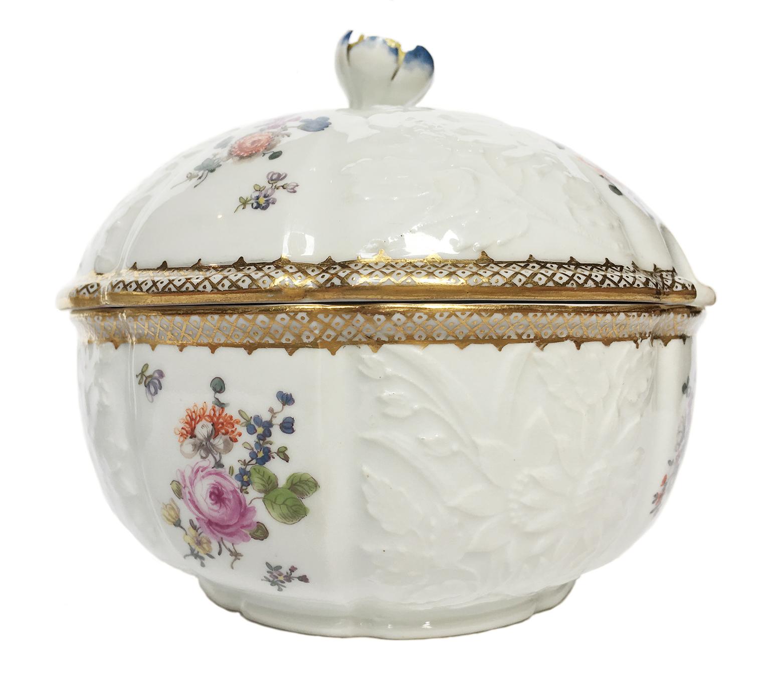 Ancient Meissen Pair of Porcelain Sugar Bowls with Flower Knobs, Circa 1760 In Good Condition For Sale In Milano, IT