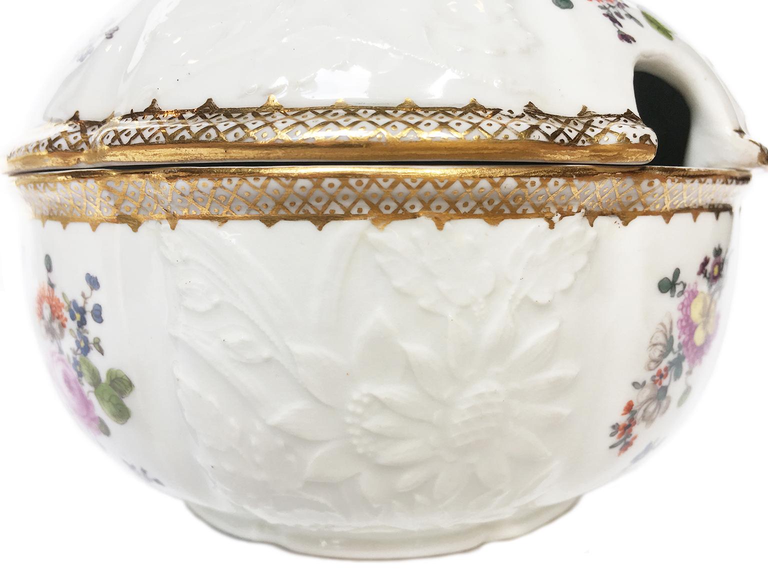 Mid-18th Century Ancient Meissen Pair of Porcelain Sugar Bowls with Flower Knobs, Circa 1760 For Sale
