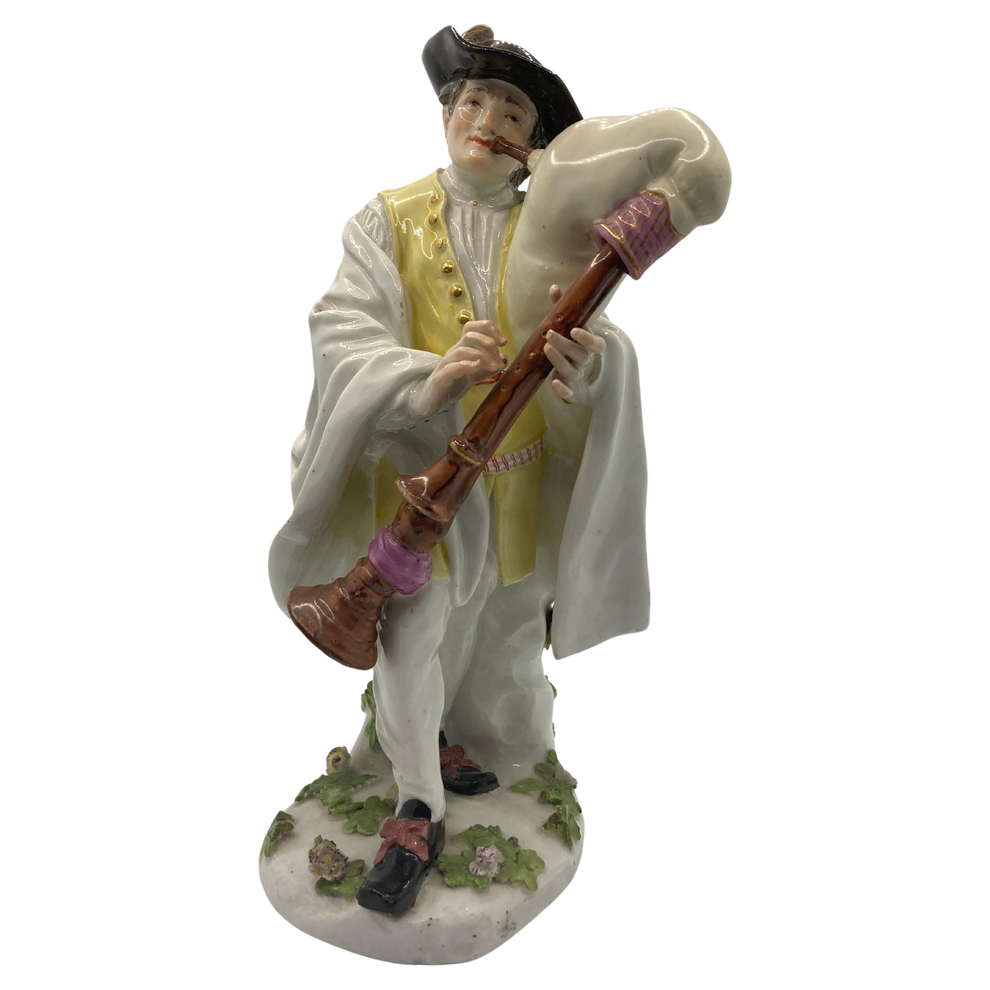 Figure en porcelaine de Meissen du XVIIIe siècle, "joueur de cornemuse piémontais". en vente