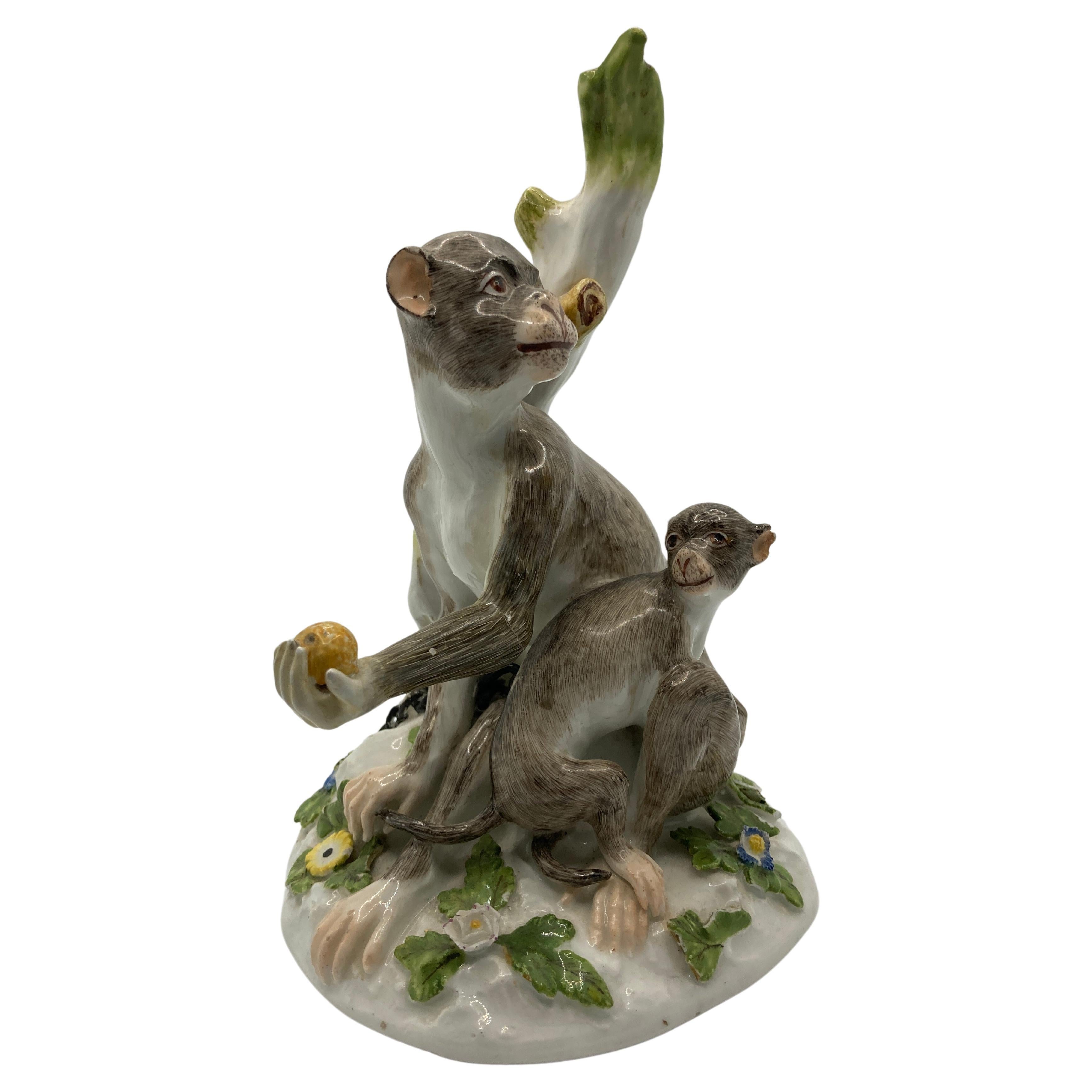 Figure en porcelaine de Meissen du XVIIIe siècle, "Singe rhésus et enfant". en vente
