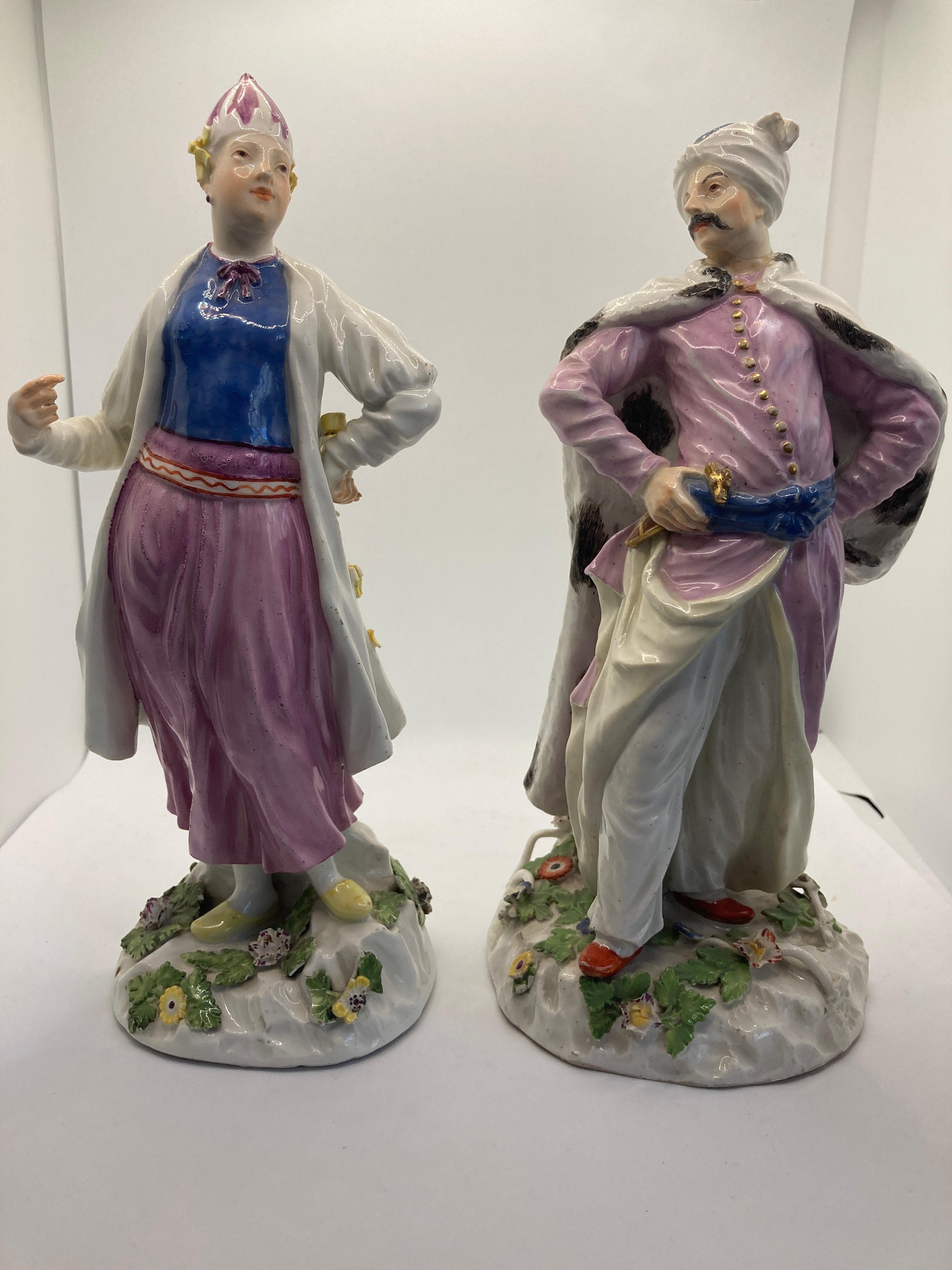 Meissener Porzellanfiguren des 18. Jahrhunderts, türkische / persische Dame und Herr. um 1755 

Beide Entwürfe stammen von Johann Joachim Kaendler. Seltene und frühe Exemplare der beiden Modelle.

