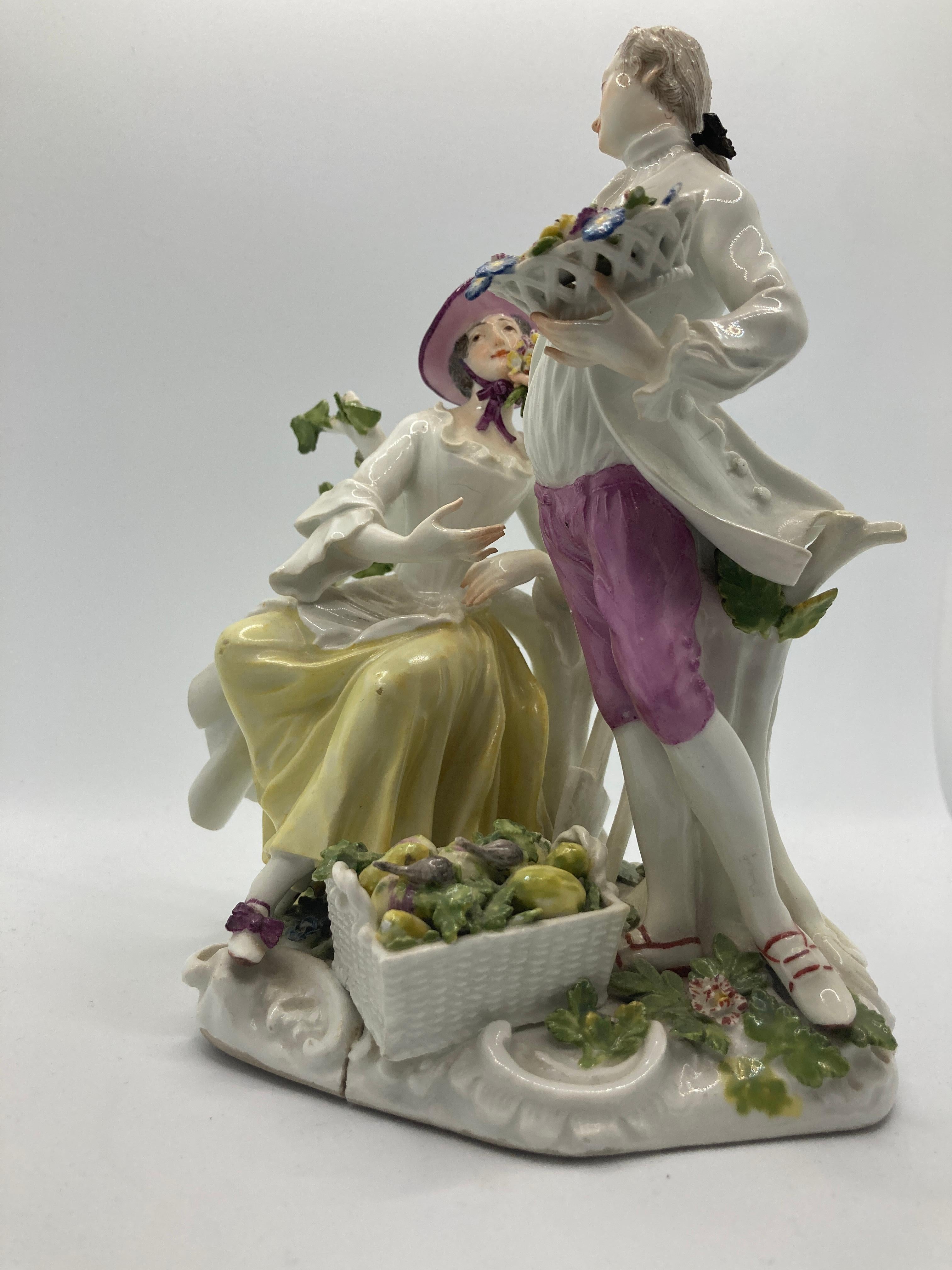 Meissener Porzellanfiguren des 18. Jahrhunderts, Gärtnerpaar. Modell 1584. 

Ein Gärtnerpaar, entworfen von Johann Joachim Kaendler, mit Blumen und Gemüsekorb, sitzend  / stehend bzw. auf / gegen einen Branch mit Rocaille-Sockel, bemalt, verblasste