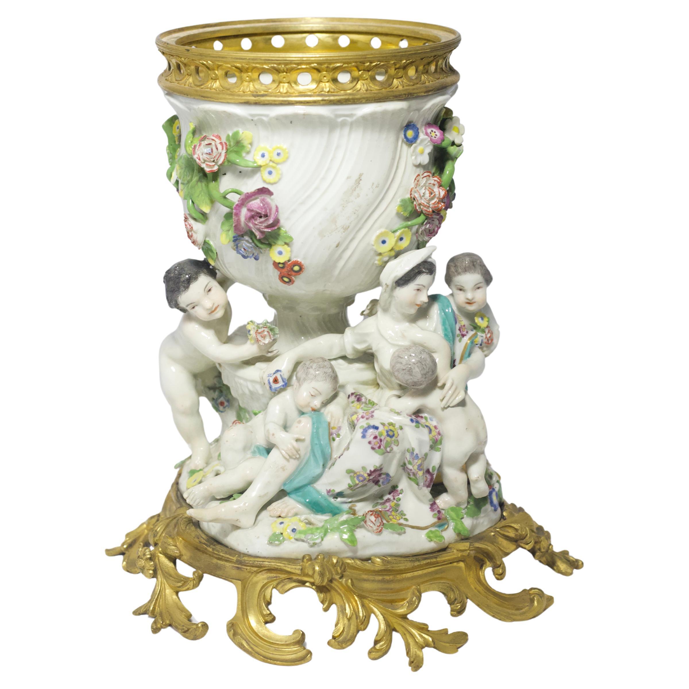 Questa squisita statuetta in porcellana di Meissen del XVIII secolo raffigura una toccante scena di maternità, mettendo in mostra l'eccezionale maestria di uno dei più antichi e venerati produttori europei di porcellana. La figura finemente