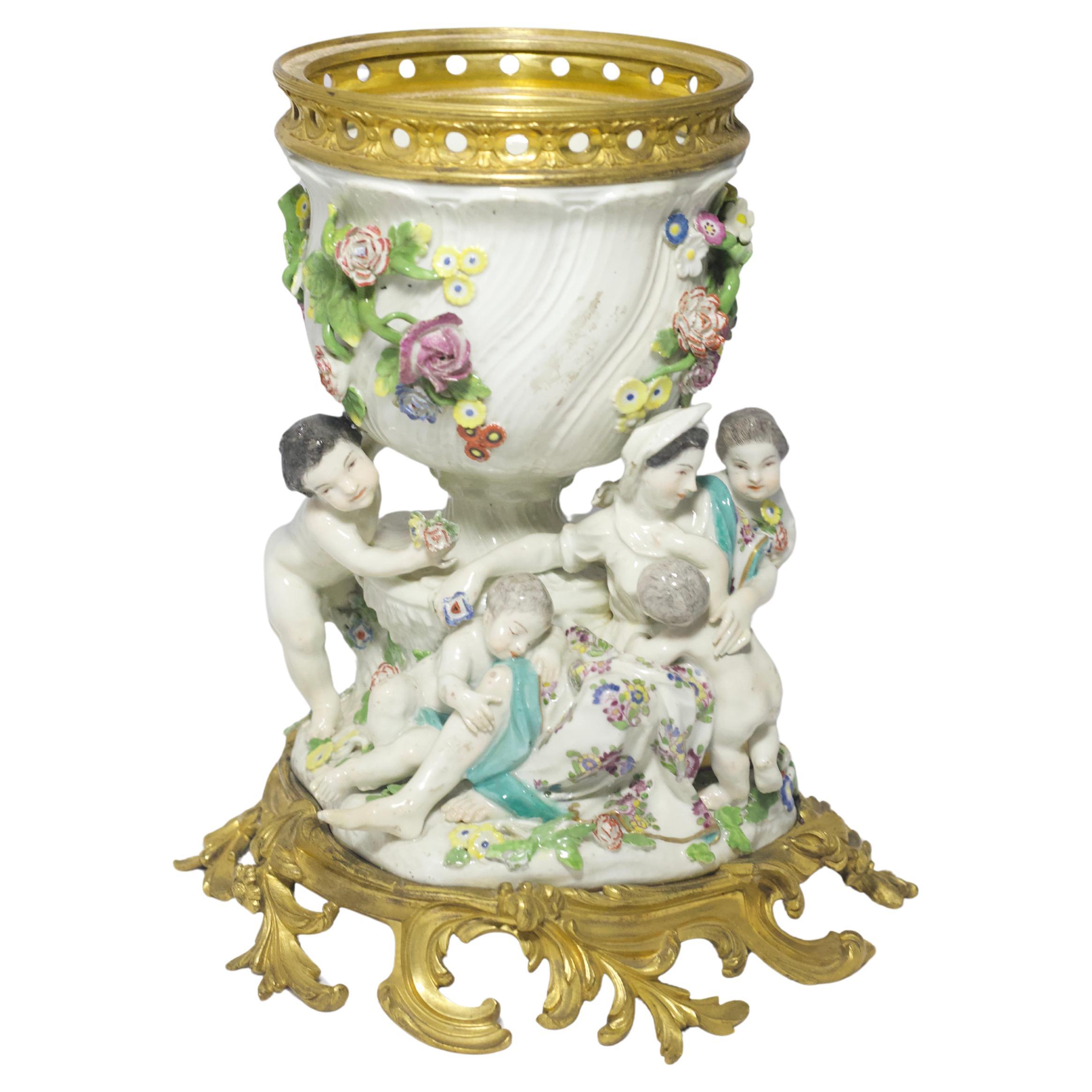 Tedesco Figurina in porcellana di Meissen del XVIII secolo con montatura in bronzo dorato francese Luigi XV in vendita