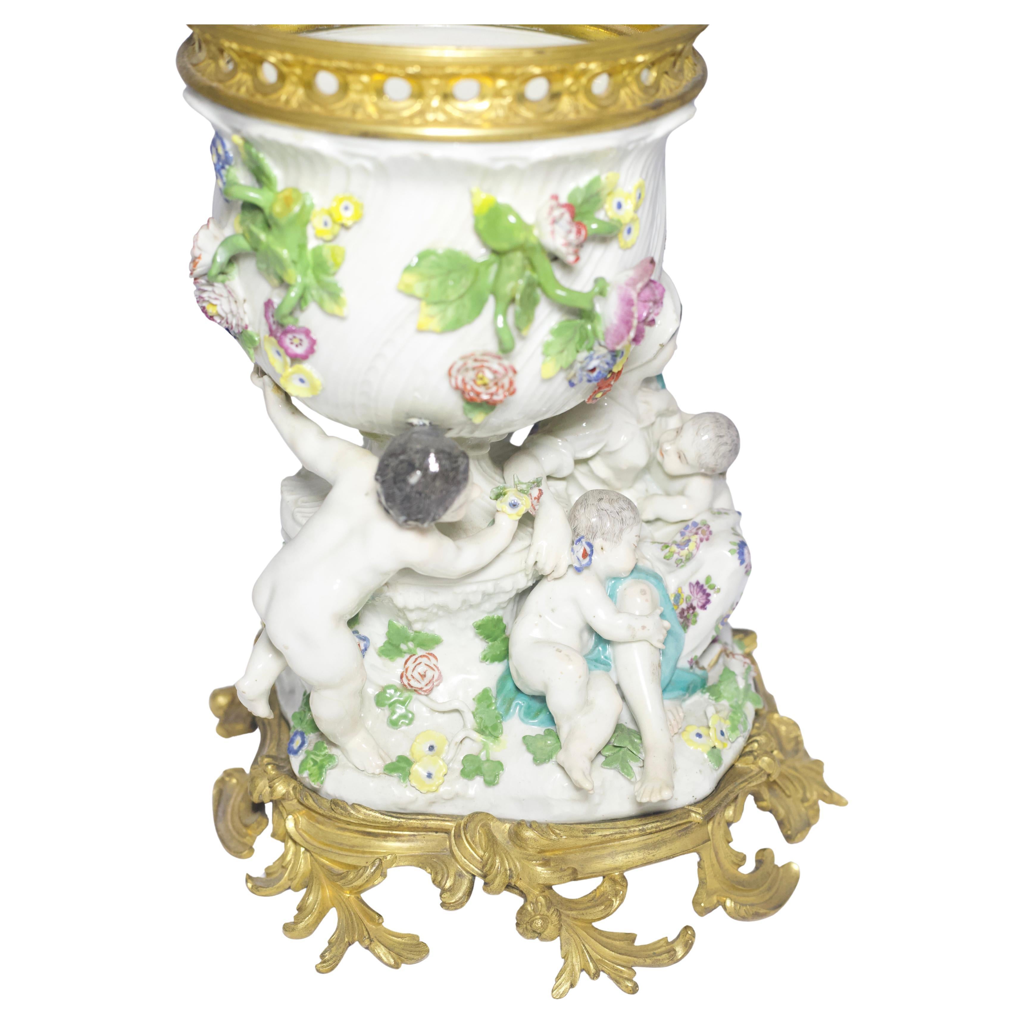 Figurina in porcellana di Meissen del XVIII secolo con montatura in bronzo dorato francese Luigi XV In condizioni buone in vendita a Miami, US