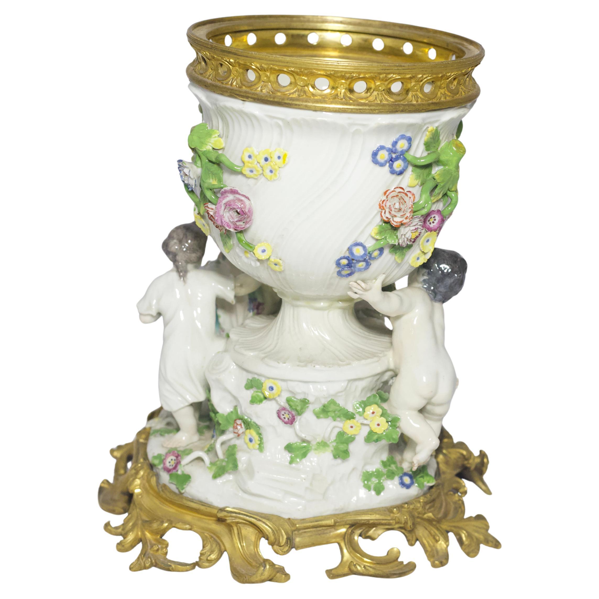Porcellana Figurina in porcellana di Meissen del XVIII secolo con montatura in bronzo dorato francese Luigi XV in vendita