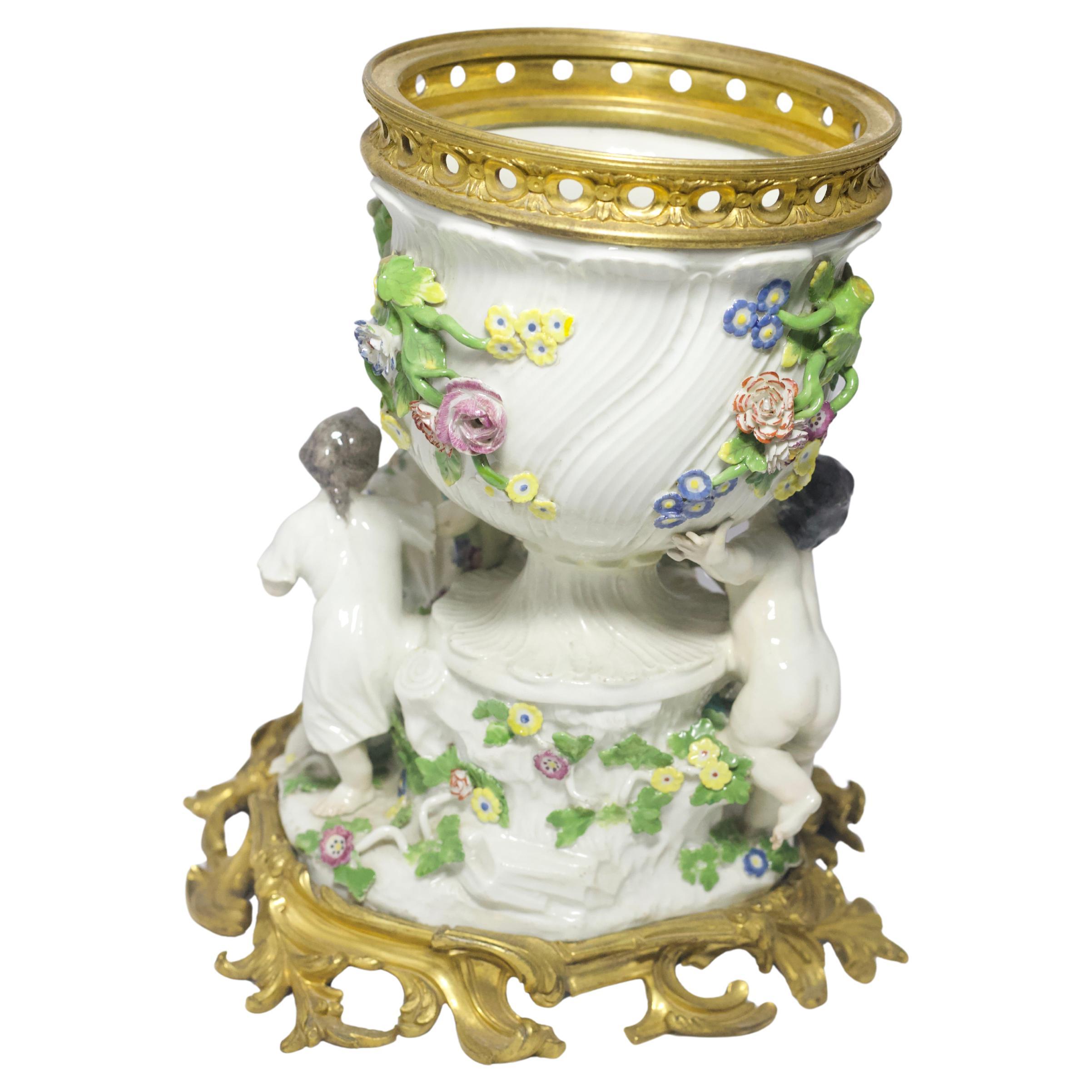Figurina in porcellana di Meissen del XVIII secolo con montatura in bronzo dorato francese Luigi XV in vendita 1