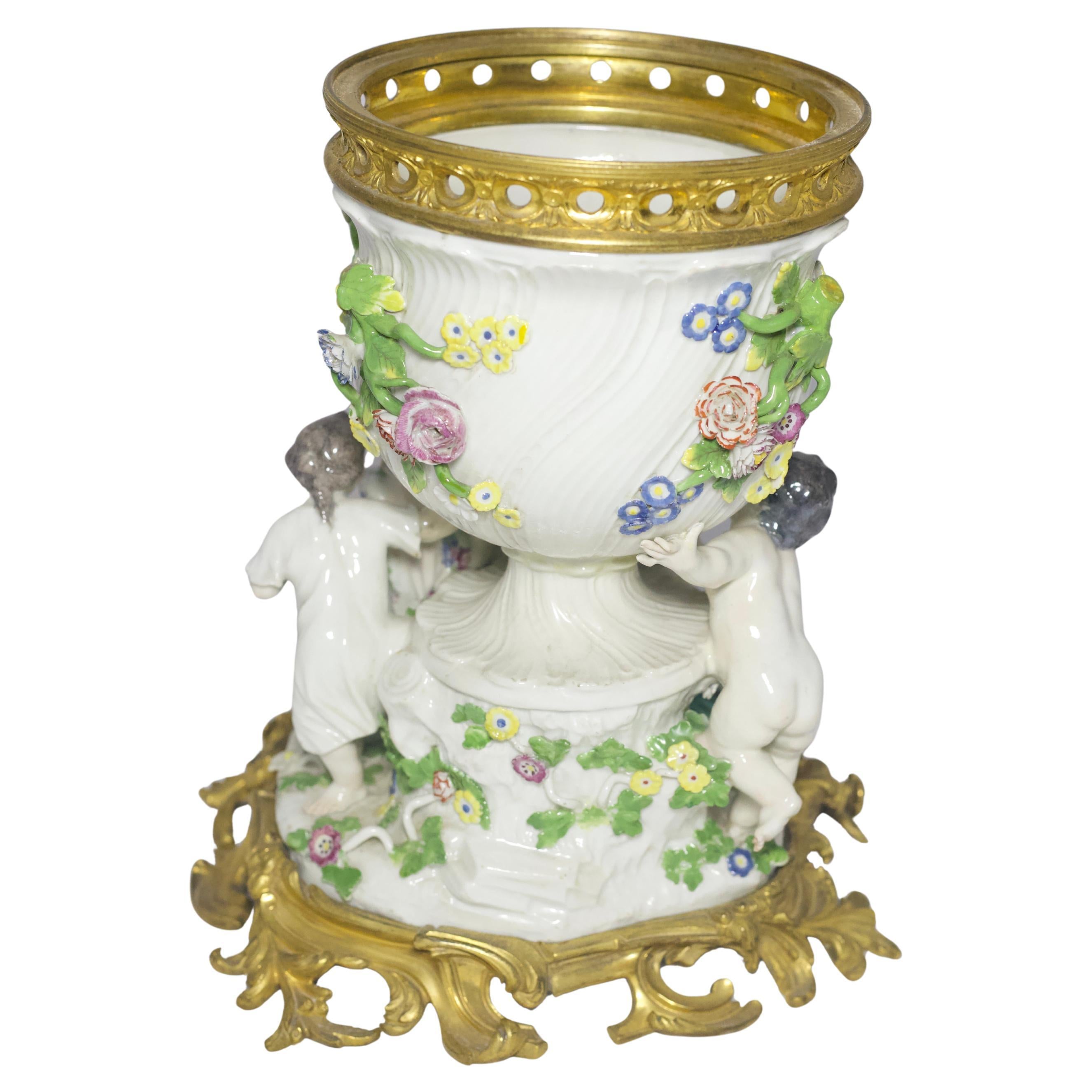 Figurina in porcellana di Meissen del XVIII secolo con montatura in bronzo dorato francese Luigi XV in vendita 3