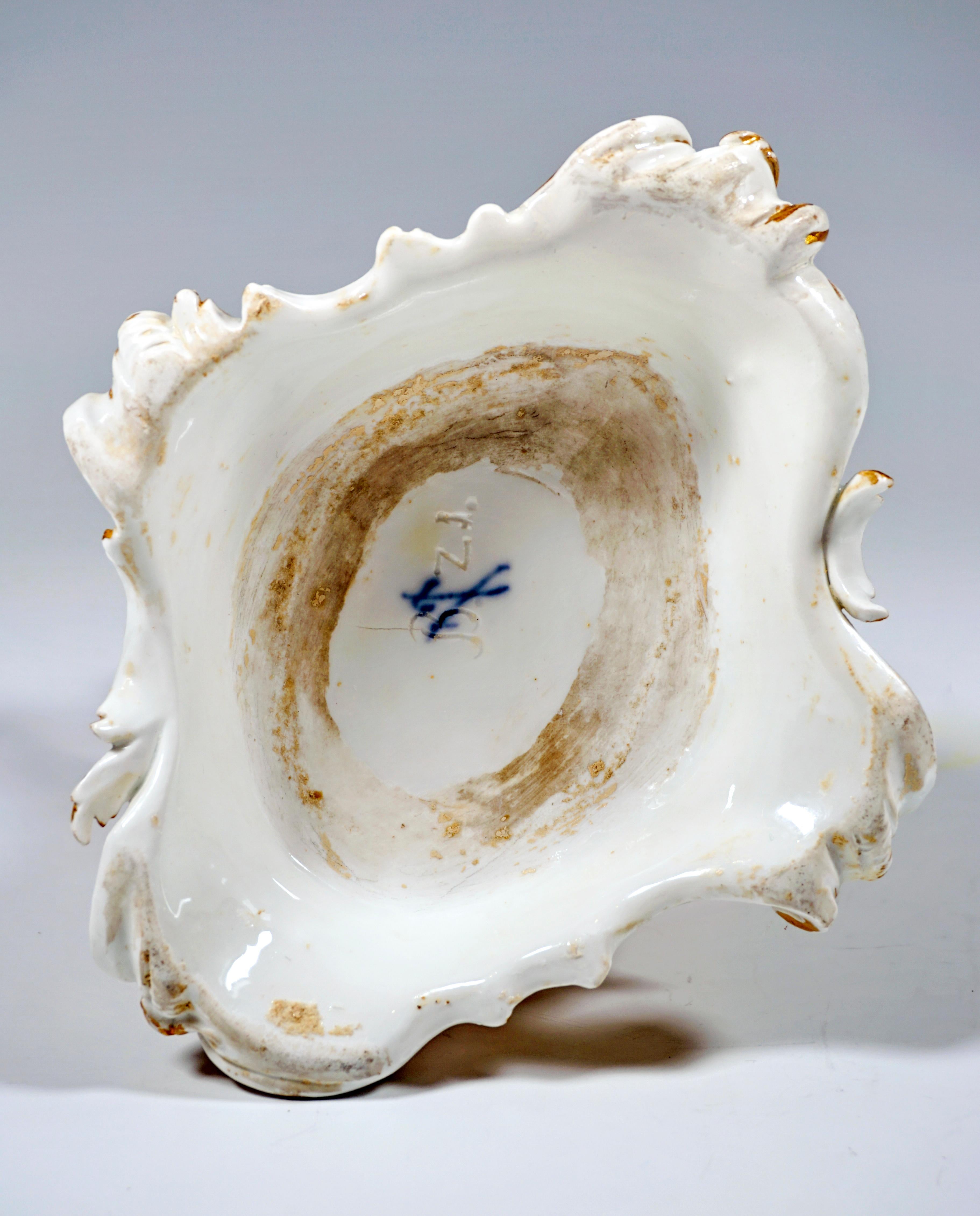 18th Century Meissen Porcelain Group 3 Cupids Carrying A Fragrance Vessel In Good Condition In Vienna, AT