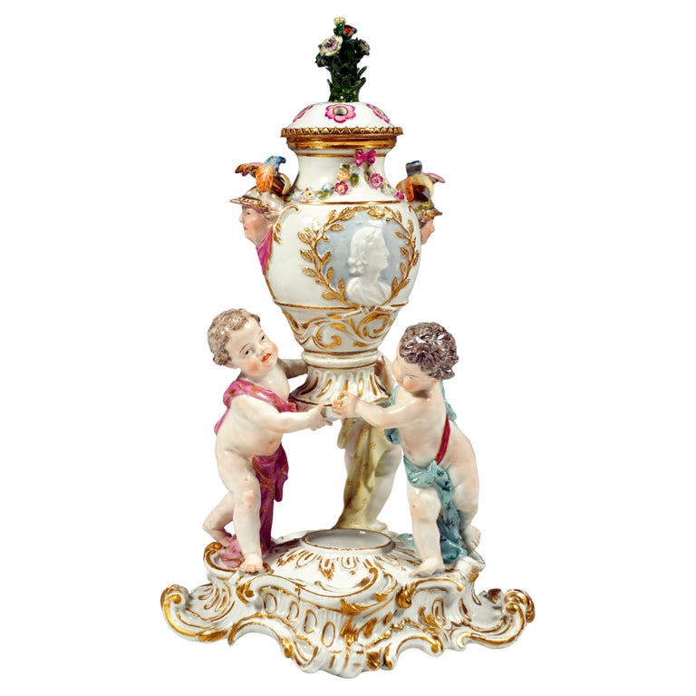 18th Century Meissen Porcelain Group 3 Cupids Carrying A Fragrance Vessel