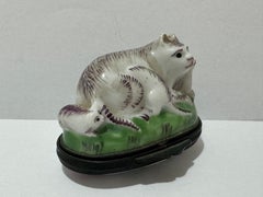 Caja de rapé de porcelana con gato de Mennecy del siglo XVIII