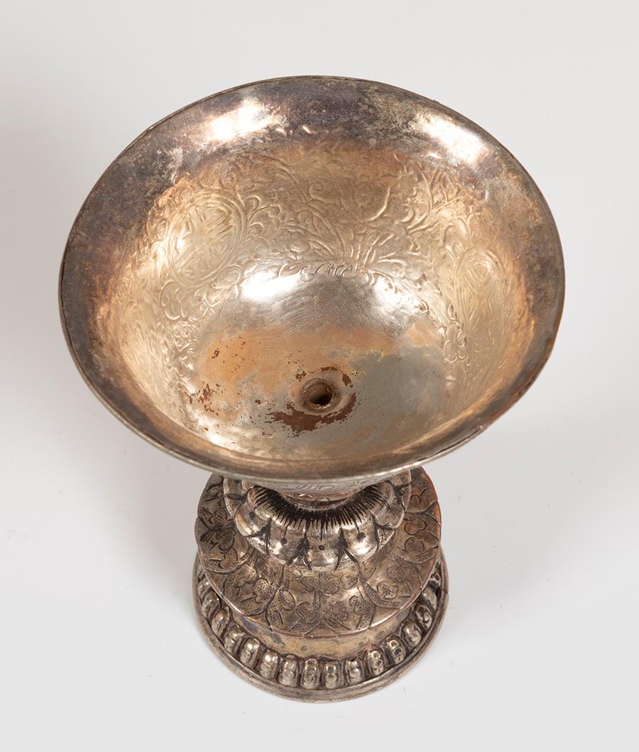 18th Tibetan Viceregal Chiselled and Hammered Silver Chalice In Good Condition In Marbella, ES