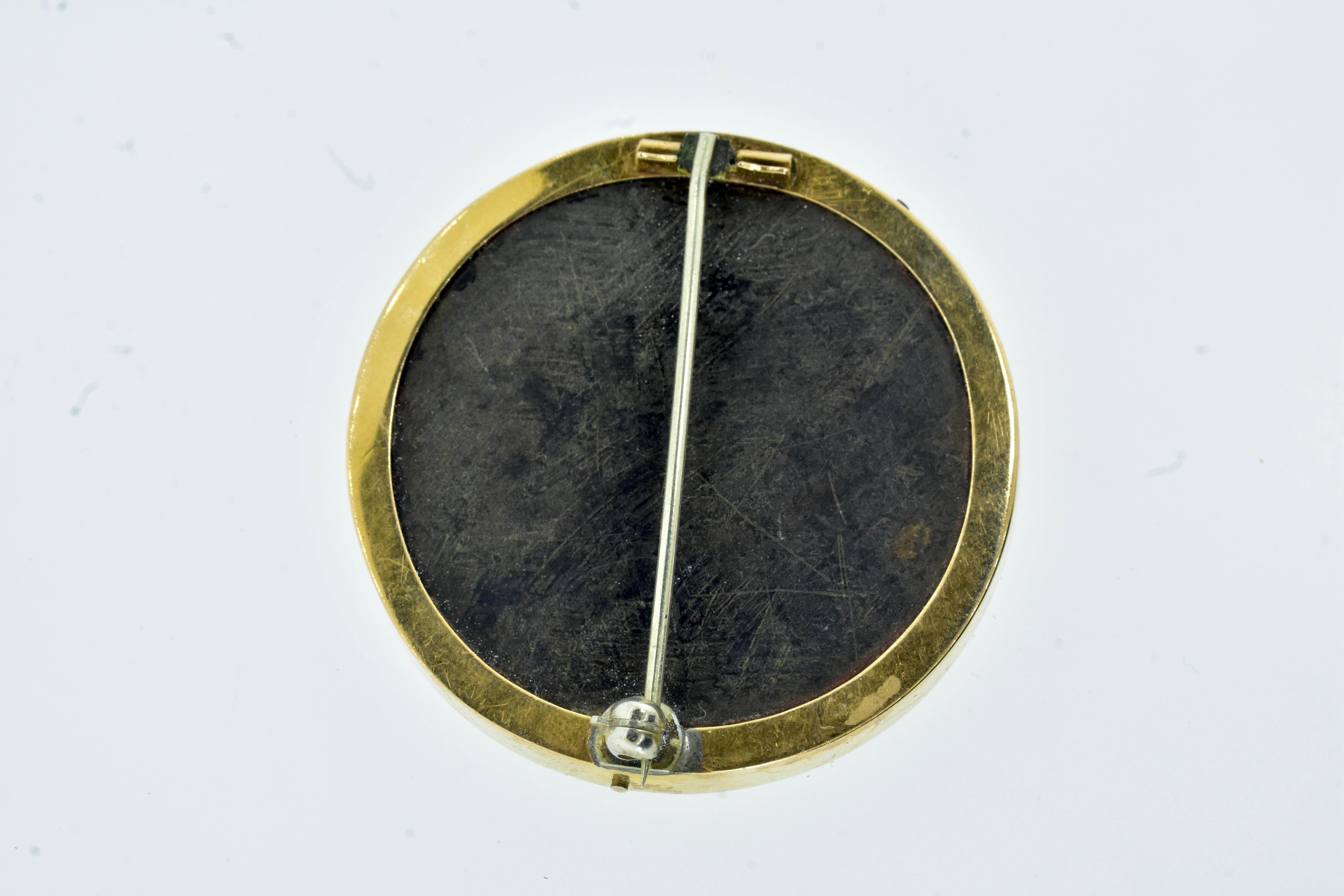  Micro-mosaïque du 18e siècle  Broche d'un oiseau et d'une abeille, circa  1795-1825. Unisexe 