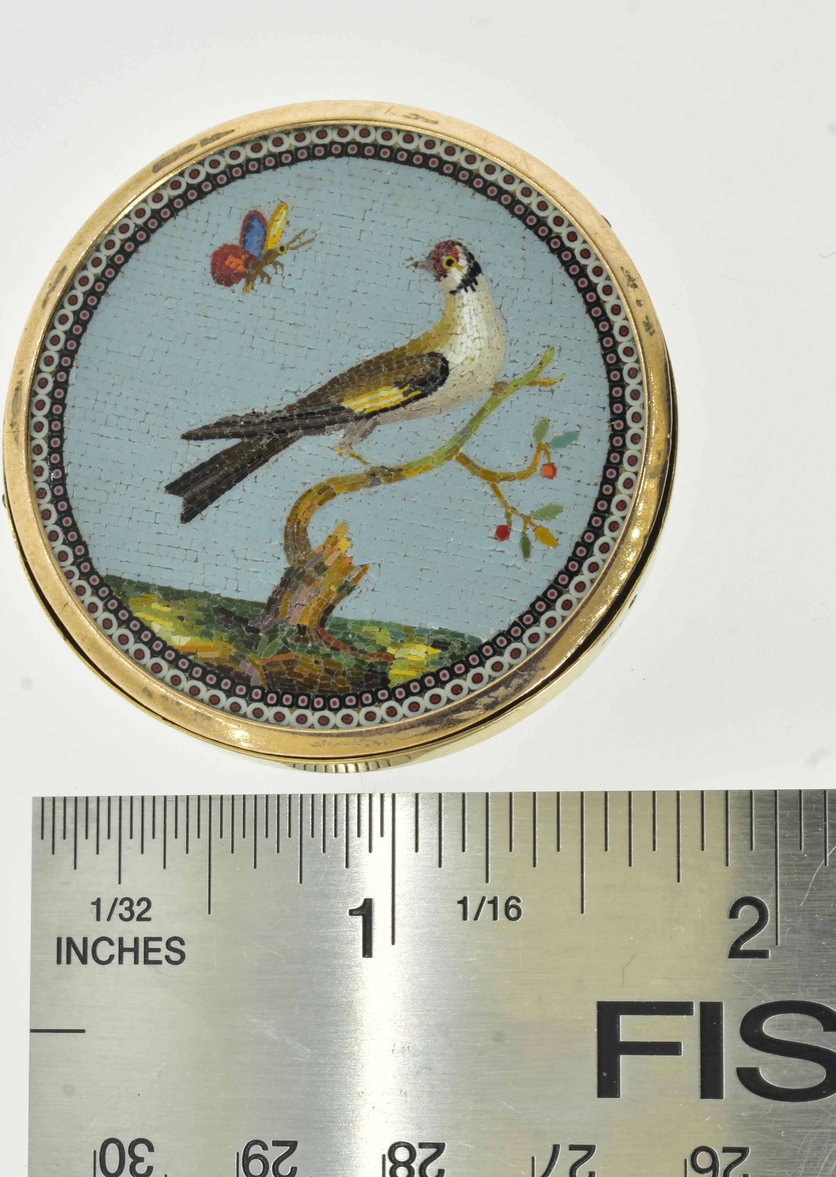 Micro-mosaïque du 18e siècle  Broche d'un oiseau et d'une abeille, circa  1795-1825. 1