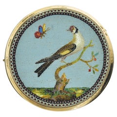 Mikro-Mosaik aus dem 18.  Brosche mit einem Vogel und einer Biene, ca.  1795-1825.